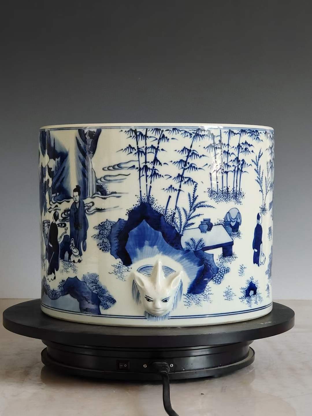 美品·款识“大清康熙年制”精工细作满工手绘青花竹林七贤纹三系兽首贯耳笔筒 美品·款识“大清康熙年制”精工细作满工手绘青花竹林七贤纹三系兽首贯耳笔筒