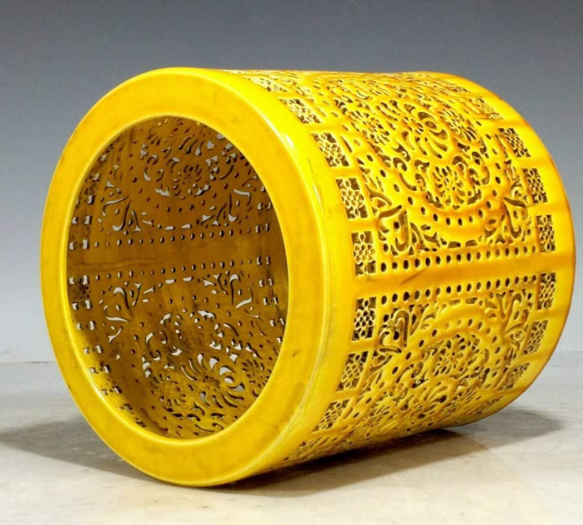 大明弘治年制黄釉满工镂雕笔筒