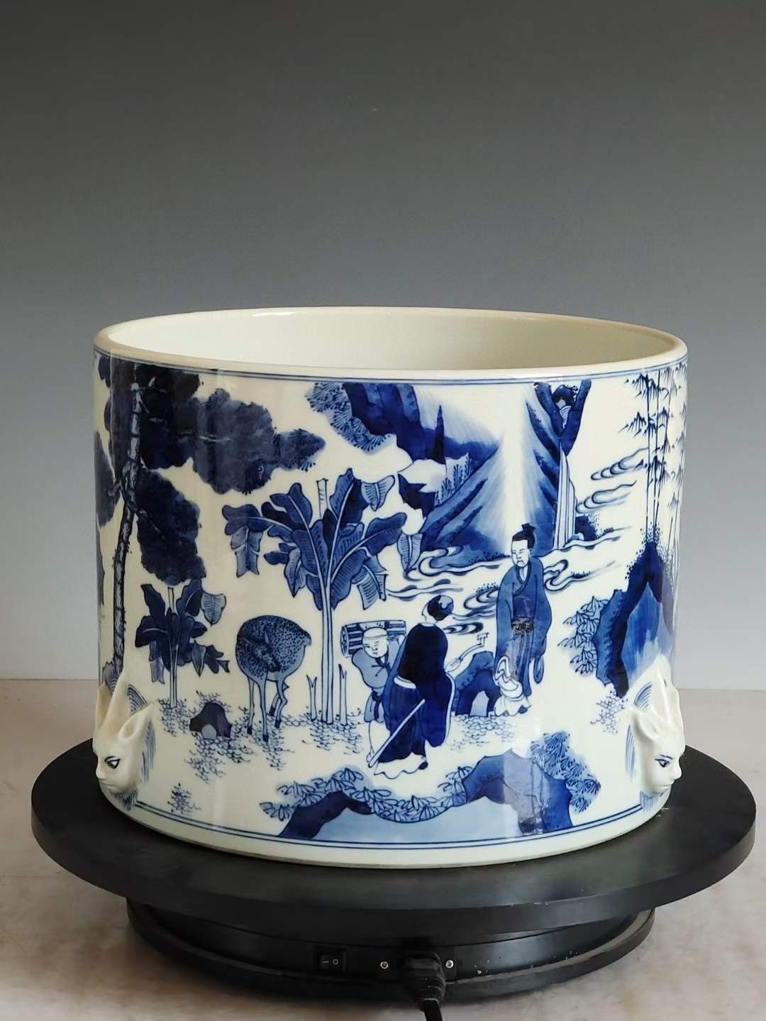 美品·款识“大清康熙年制”精工细作满工手绘青花竹林七贤纹三系兽首贯耳笔筒 美品·款识“大清康熙年制”精工细作满工手绘青花竹林七贤纹三系兽首贯耳笔筒