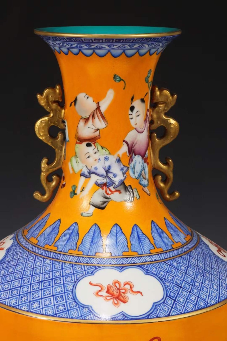 美品.款式“大清乾隆年制”精工细作粉彩描金婴戏纹双龙耳掸瓶一对 