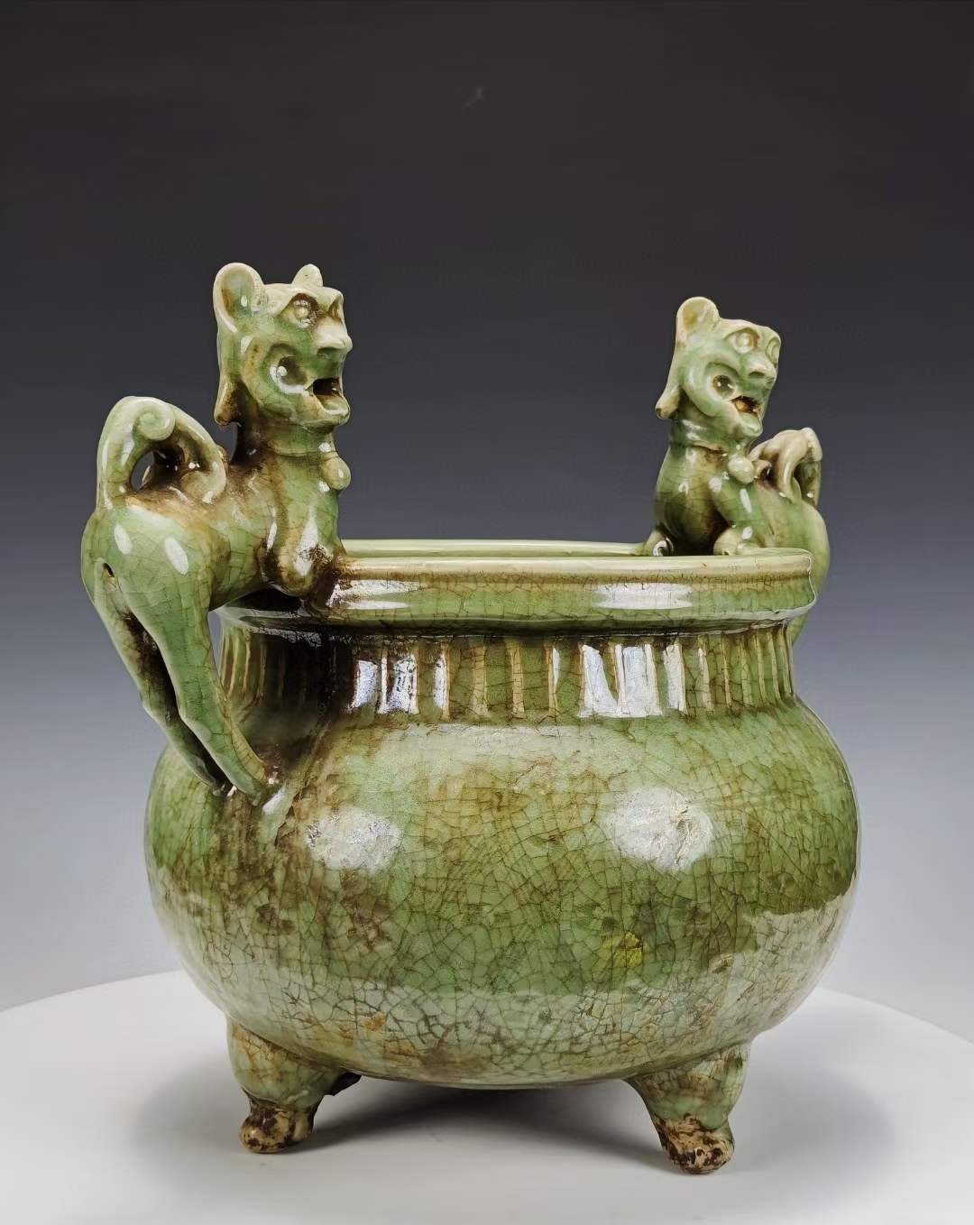 美品·精工细作满工耀州窑青釉冰裂开片暗饰满工刻瓷三足麒麟冲耳香炉。 