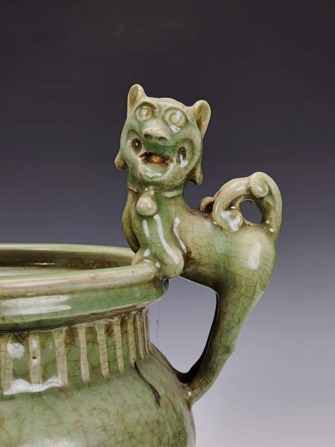 美品·精工细作满工耀州窑青釉冰裂开片暗饰满工刻瓷三足麒麟冲耳香炉。 