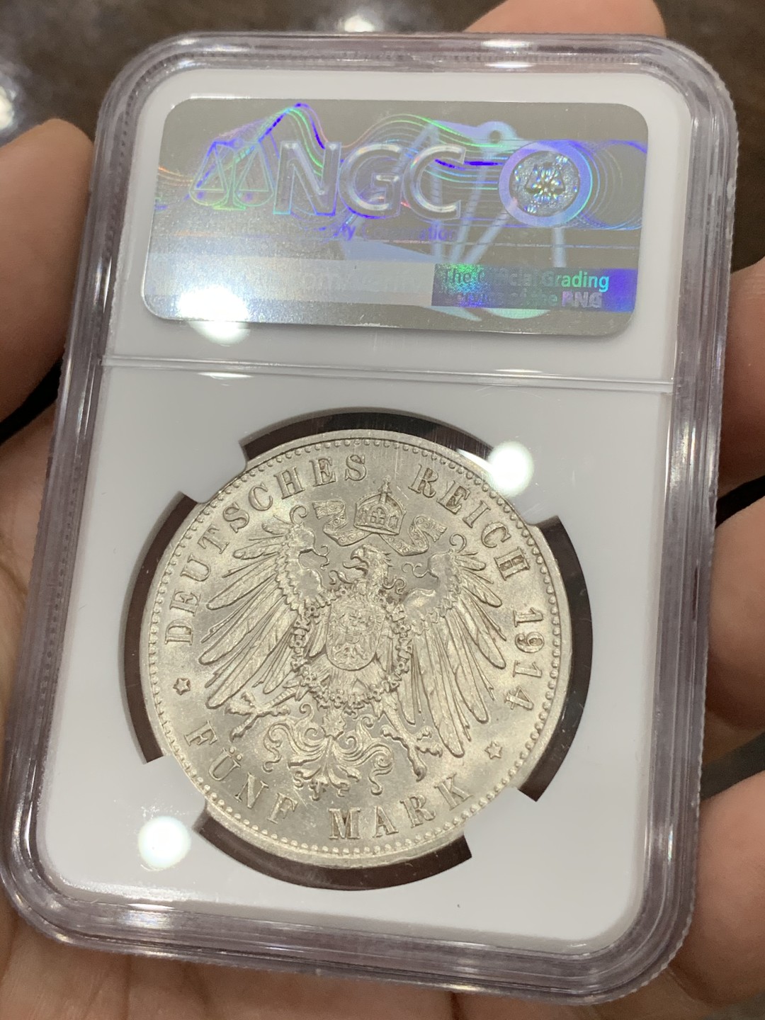 《竞宝斋》第75场-本周日，周一2场连拍（全场不限金额包邮） NGC-MS62 德国萨克森 1914E年 5马克 大银币 好品原光