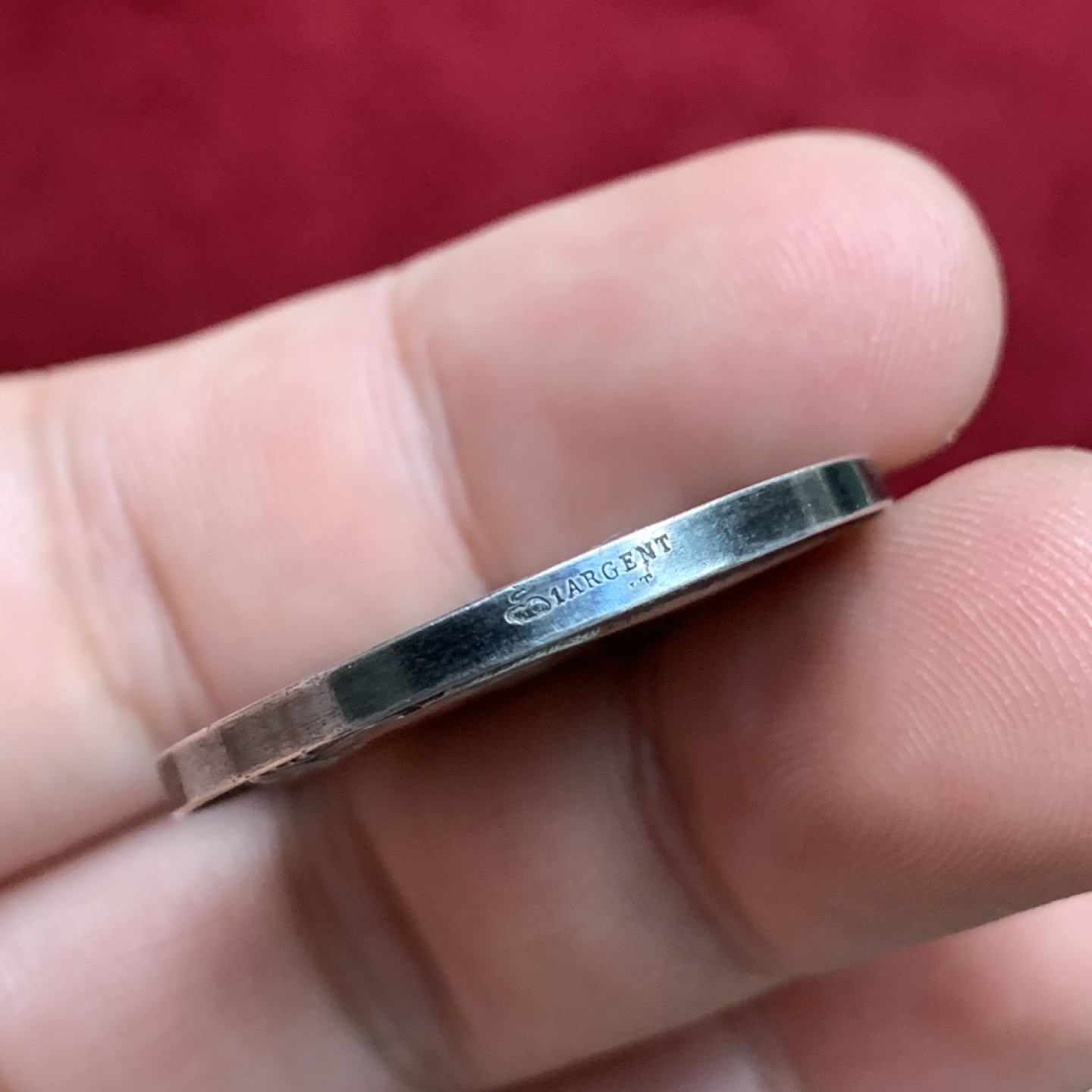 《竞宝斋》第75场-本周日，周一2场连拍（全场不限金额包邮） 法国 1880-1898年 银质 婚章 整体温润 背面带花体字母雕刻 比较少见  14.2克  30.2mm直径 丰饶角边铭 带银标 