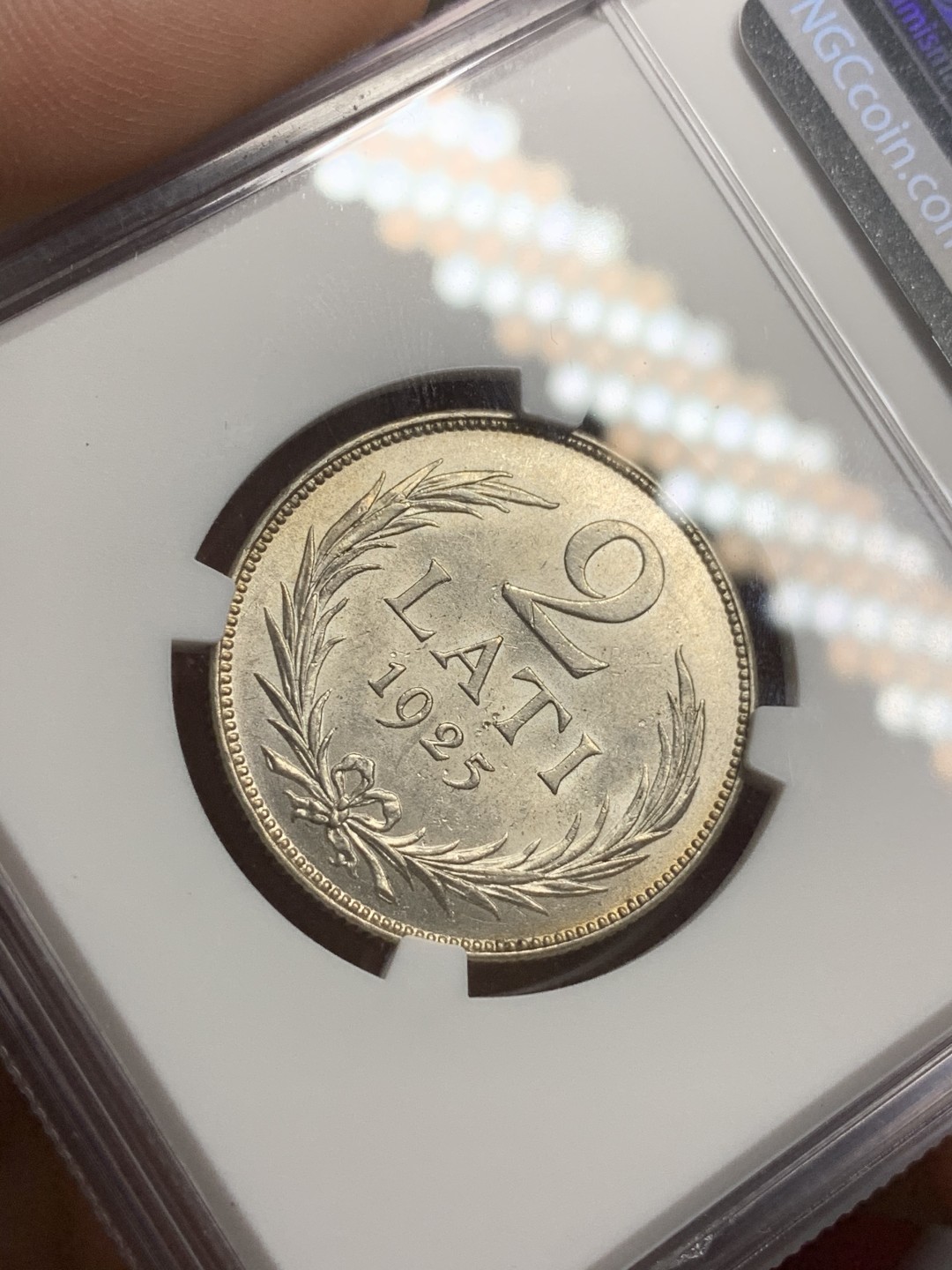 《竞宝斋》第75场-本周日，周一2场连拍（全场不限金额包邮） NGC-MS63 拉脱维亚1925年2拉特 底板丝滑光度好 带金色包浆 