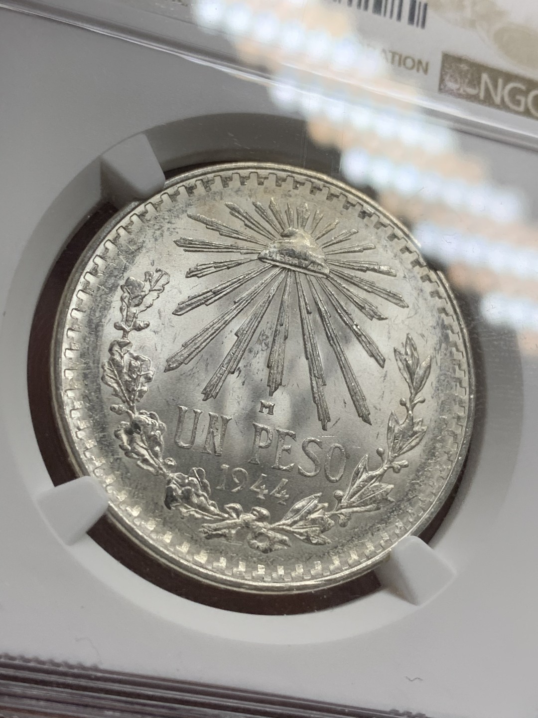 《竞宝斋》第75场-本周日，周一2场连拍（全场不限金额包邮） NGC MS66 1944M 墨西哥1比索小鹰洋 很不错的分数