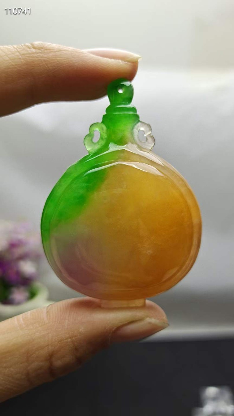 龙石种多彩翡翠花瓶吊坠