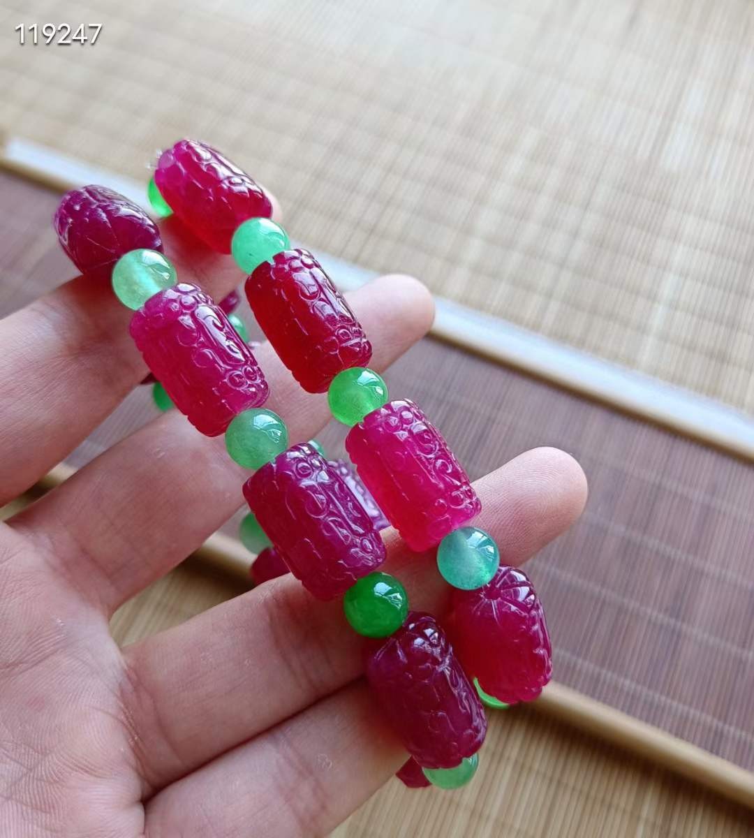 顶级龙石种多彩翡翠手串一对，水头超好，超级完美，满工整料雕刻，总重97.4克 