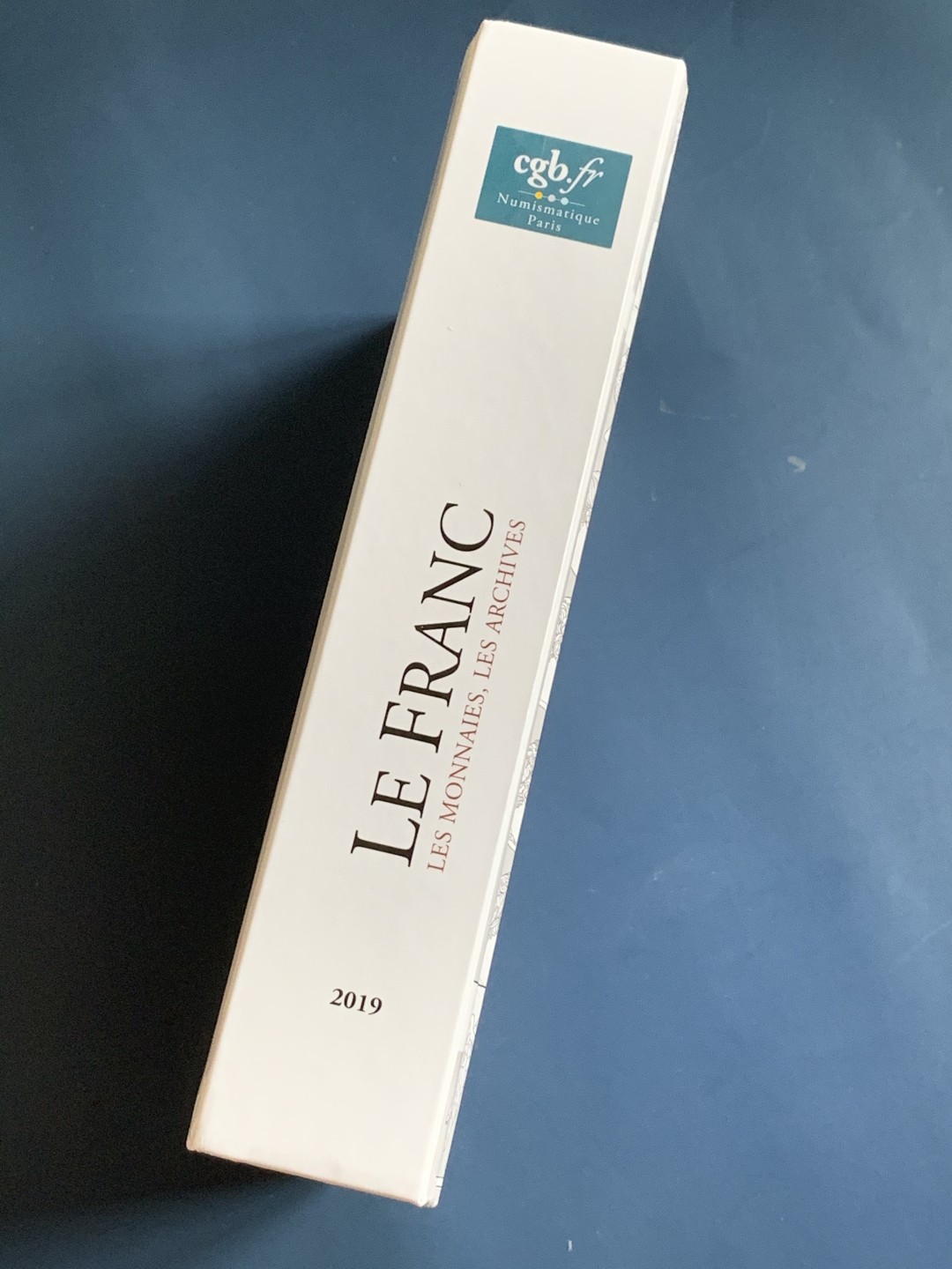 《竞宝斋》第75场-本周日，周一2场连拍（全场不限金额包邮） 原封精装本 法国2019钱币目录 从造币工艺，雕刻师，标识标志，细分版别都有详尽的分类 厚达1126页！可谓是法币的百科全书，难得