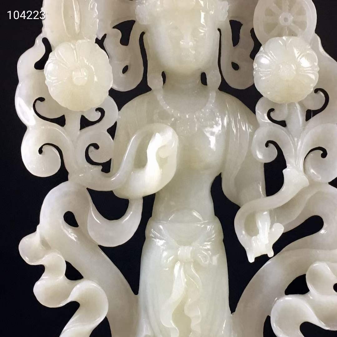 和田青白玉菩萨摆件，玉质细腻油润，雕刻精美开脸慈祥，形体优美，保真和田玉 