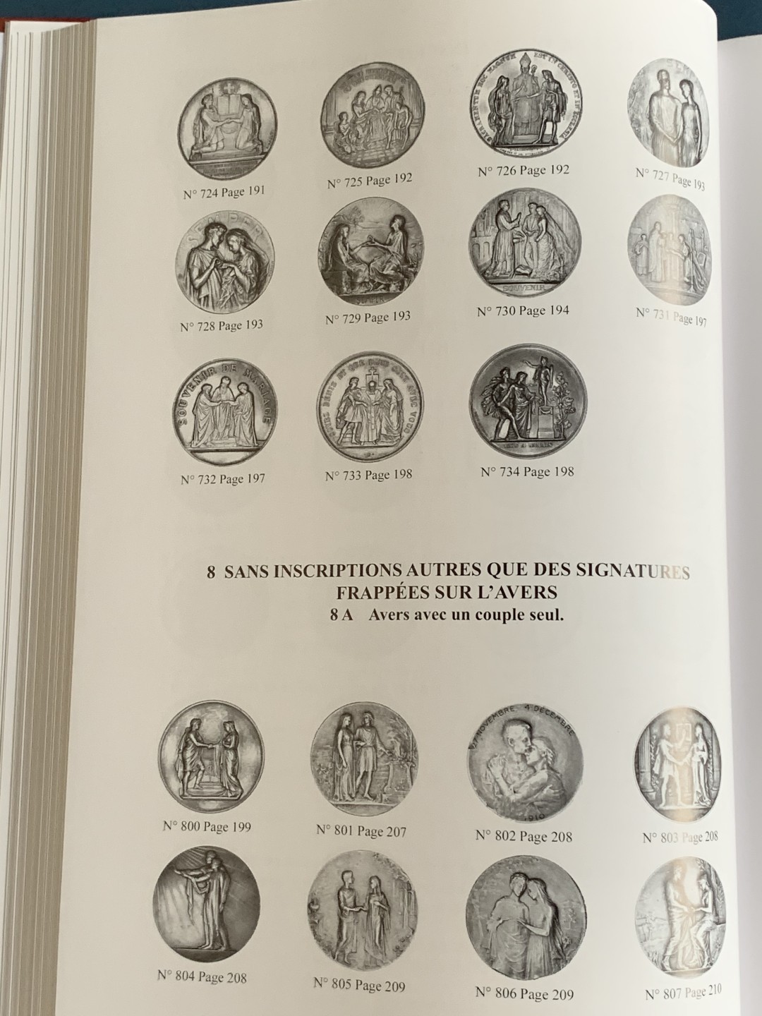 《竞宝斋》第75场-本周日，周一2场连拍（全场不限金额包邮） 法国 结婚 纪念章 目录  厚达 320页 重达1.6公斤 A4纸大小 亏运费的品种 不过介绍的非常详细  版本众多