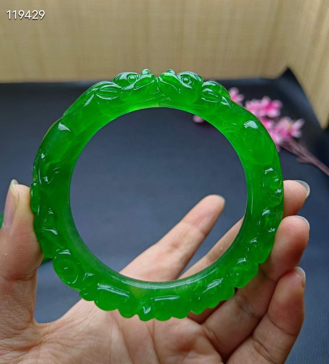 顶级龙石种祖母绿翡翠雕花手镯一对，满工雕刻，口径60，重74.6/80.5克 
