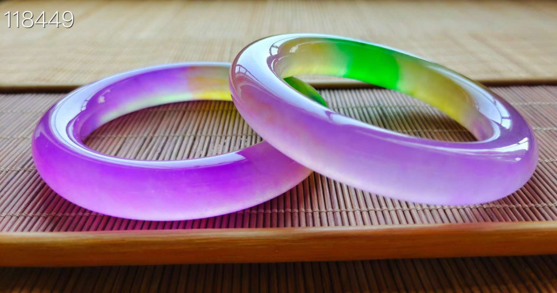 顶级龙石种多彩翡翠手镯一对，水头超好，超级完美，莹光感超强，可过紫光灯  顶级龙石种多彩翡翠手镯一对，水头超好，超级完美，莹光感超强，可过紫光灯 