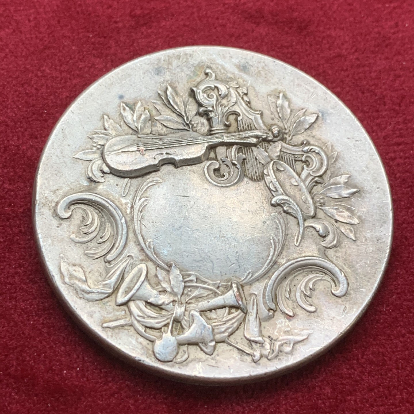 《竞宝斋》第75场-本周日，周一2场连拍（全场不限金额包邮） 法国 竖琴少女 镀银铜章 细节好 衣服也穿的少 58.7克 49.8mm直径 超厚 大规格