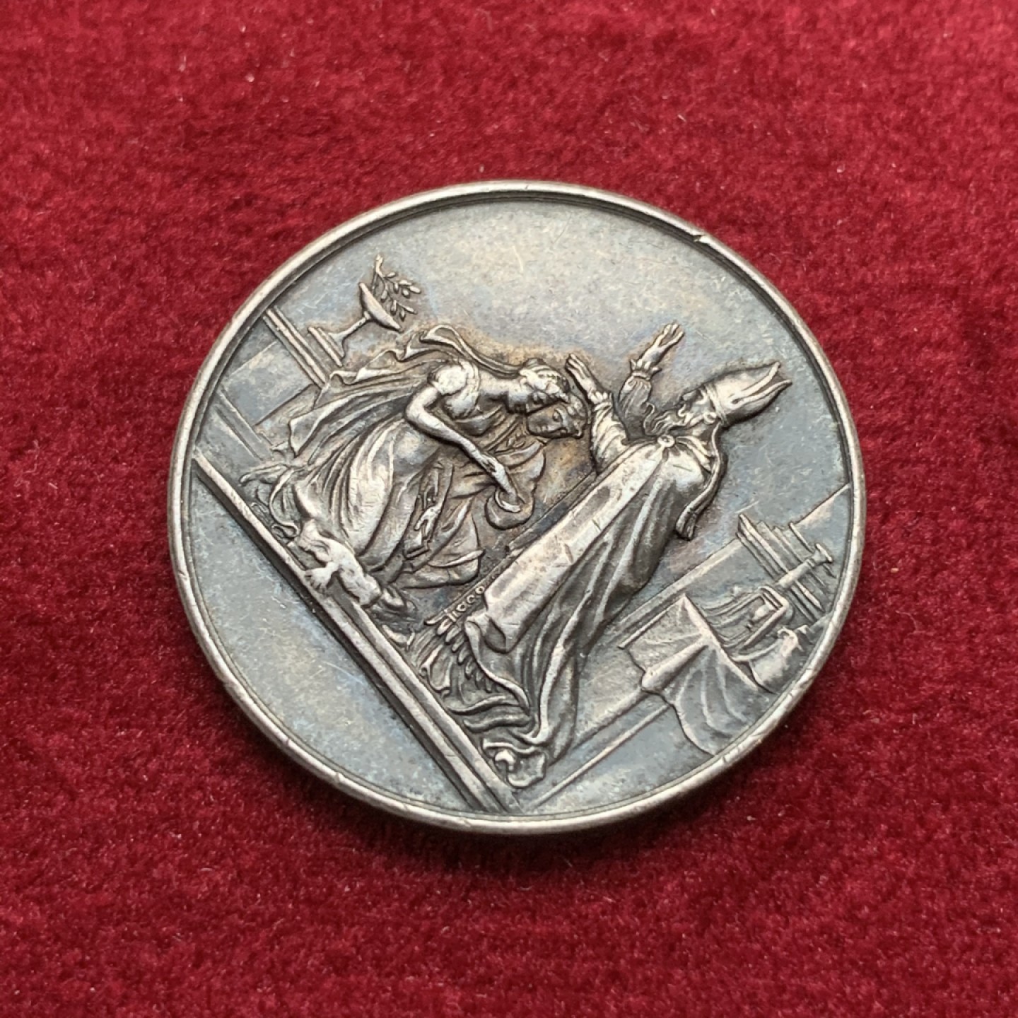 《竞宝斋》第75场-本周日，周一2场连拍（全场不限金额包邮） 法国 1880-1898年 银质 婚章 深彩包浆 神父细节都非常好  10.2克  27.3mm直径 丰饶角边铭 带银标 