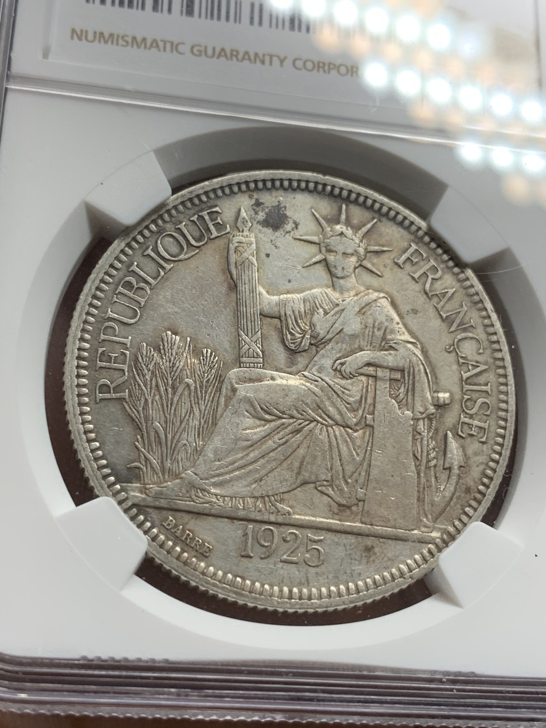 《竞宝斋》第75场-本周日，周一2场连拍（全场不限金额包邮） NGC 1925年坐洋银币，味道不错，比较少的年份。