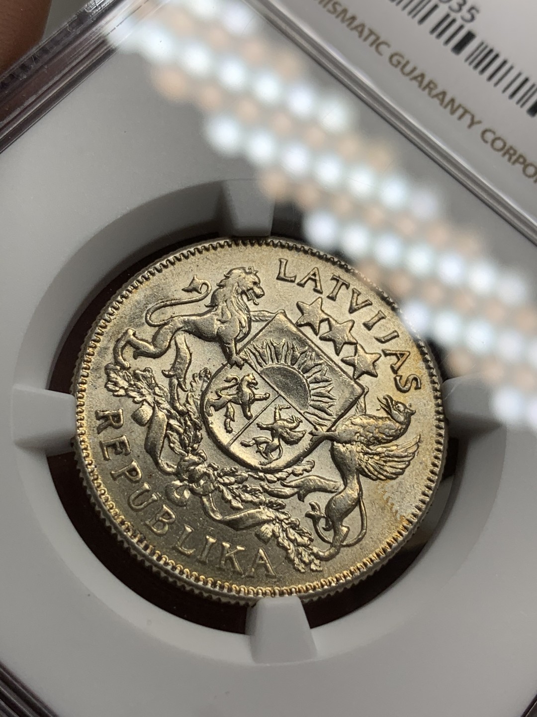 《竞宝斋》第75场-本周日，周一2场连拍（全场不限金额包邮） NGC-MS63 拉脱维亚1925年2拉特 底板丝滑光度好 带金色包浆 