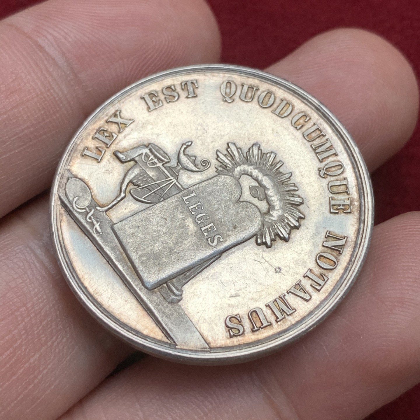 《竞宝斋》第75场-本周日，周一2场连拍（全场不限金额包邮） 法国  1880-1898 年 无记名 圆形 银质公证人 代币 13.6克 33.1mm直径 整体状态好PL感十足 手指边铭 带银标