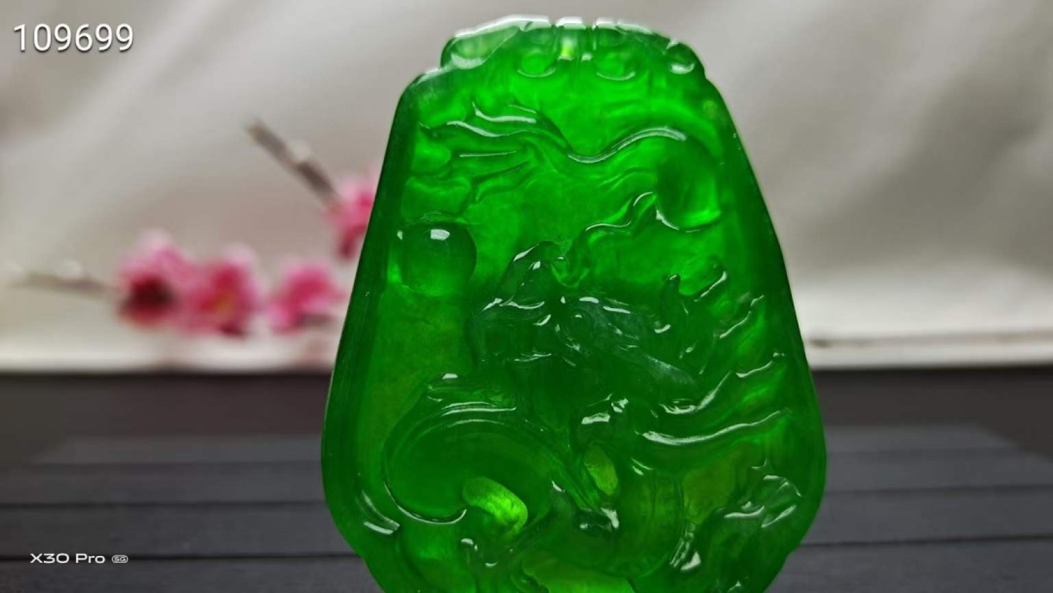 龙石种帝王绿翡翠龙挂件，玉质通透水头十足起莹光，颜色鲜艳靓丽，造型别致完美无瑕疵 