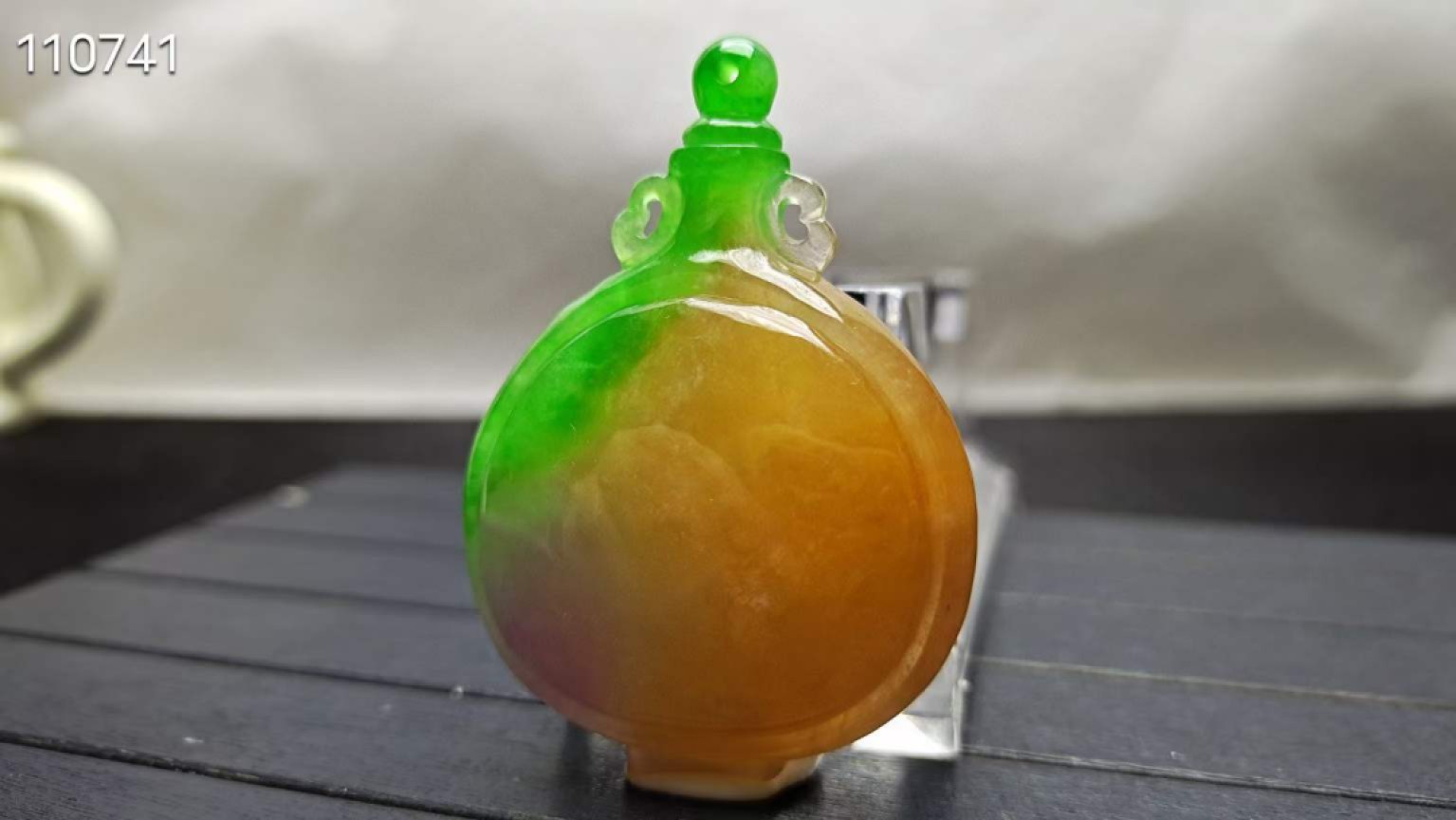 龙石种多彩翡翠花瓶吊坠