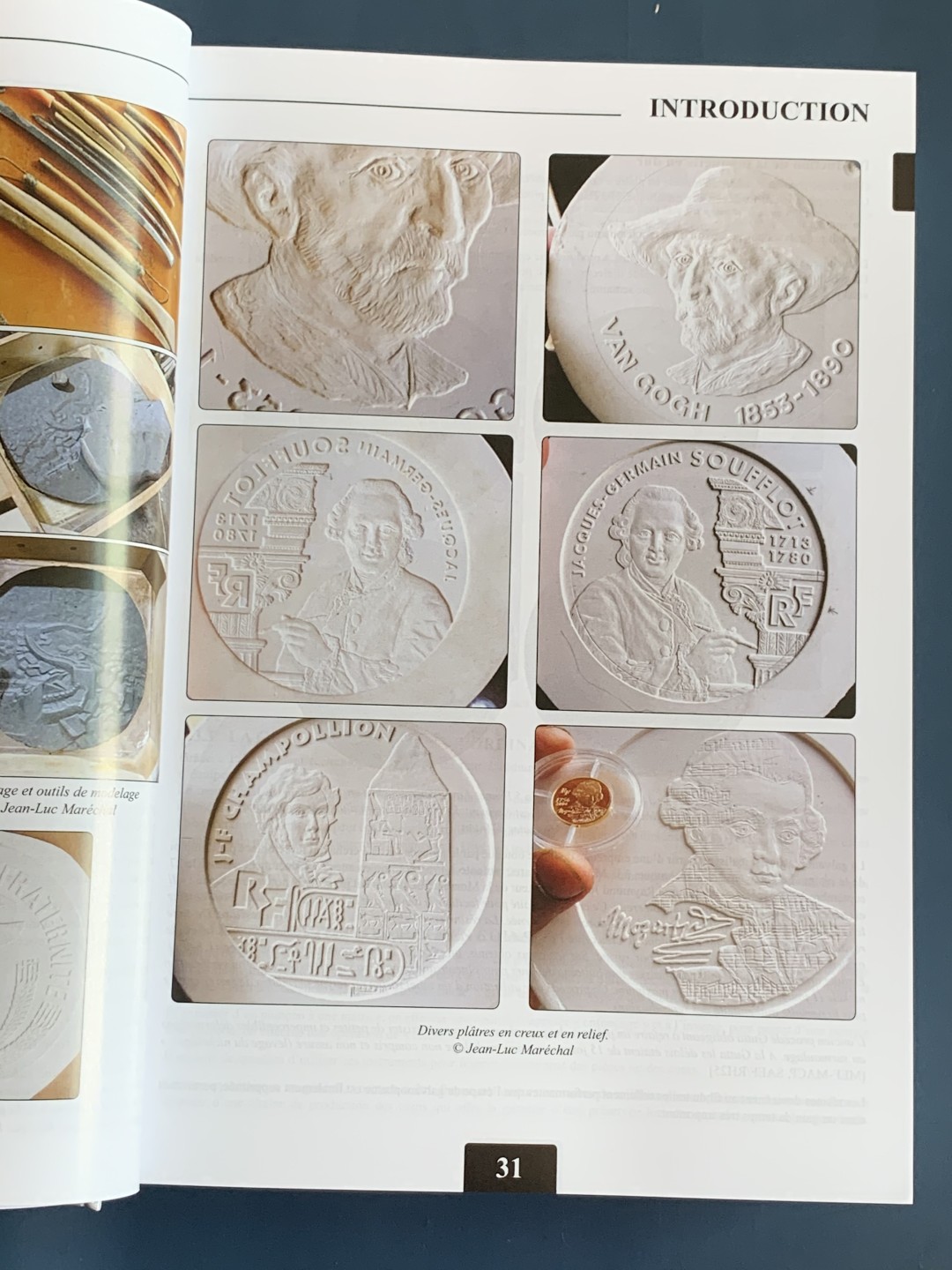 《竞宝斋》第75场-本周日，周一2场连拍（全场不限金额包邮） 原封精装本 法国2019钱币目录 从造币工艺，雕刻师，标识标志，细分版别都有详尽的分类 厚达1126页！可谓是法币的百科全书，难得