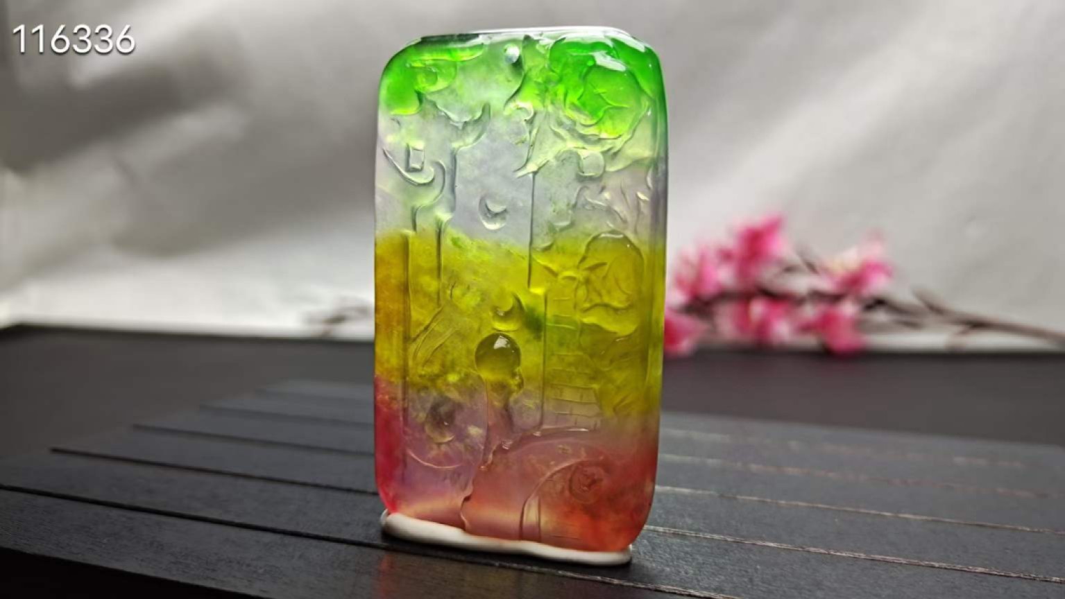 顶级龙石种多彩翡翠挂件