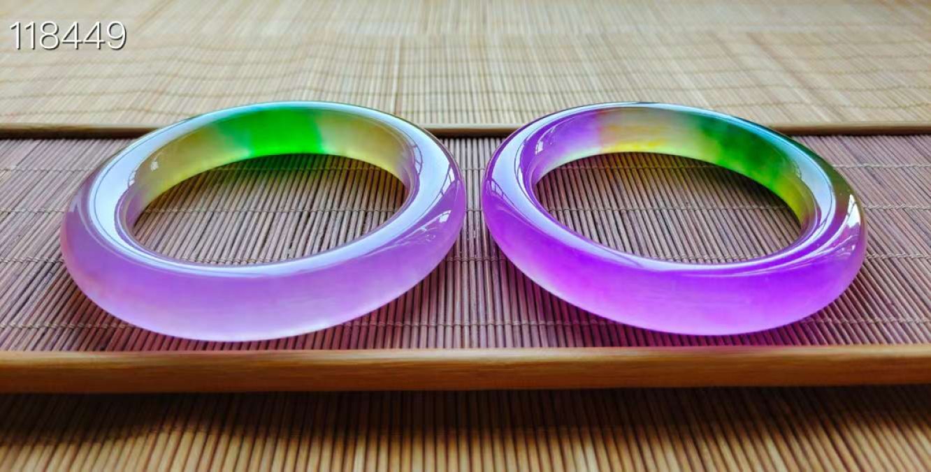 顶级龙石种多彩翡翠手镯一对，水头超好，超级完美，莹光感超强，可过紫光灯  顶级龙石种多彩翡翠手镯一对，水头超好，超级完美，莹光感超强，可过紫光灯 