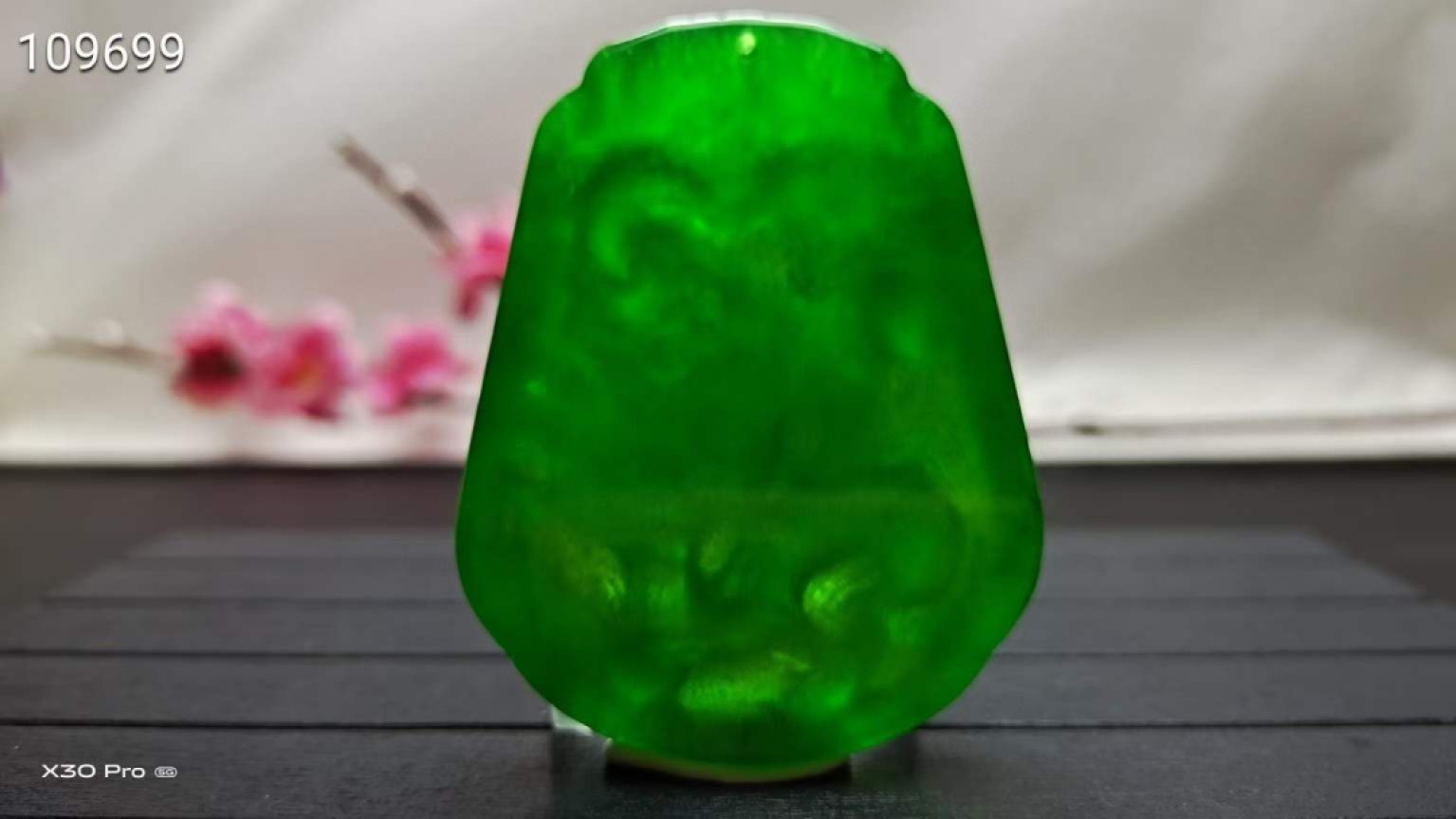 龙石种帝王绿翡翠龙挂件，玉质通透水头十足起莹光，颜色鲜艳靓丽，造型别致完美无瑕疵 