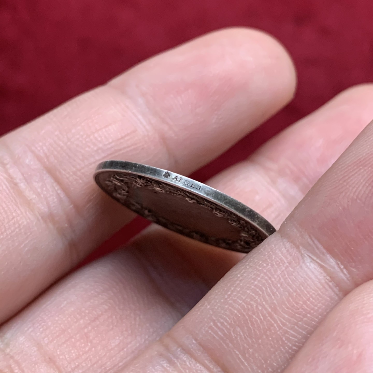 《竞宝斋》第75场-本周日，周一2场连拍（全场不限金额包邮） 法国 1860-1879年 银质 婚章 细节精致 整体包浆均匀  5.7克  24mm直径 蜜蜂边铭 带银标 