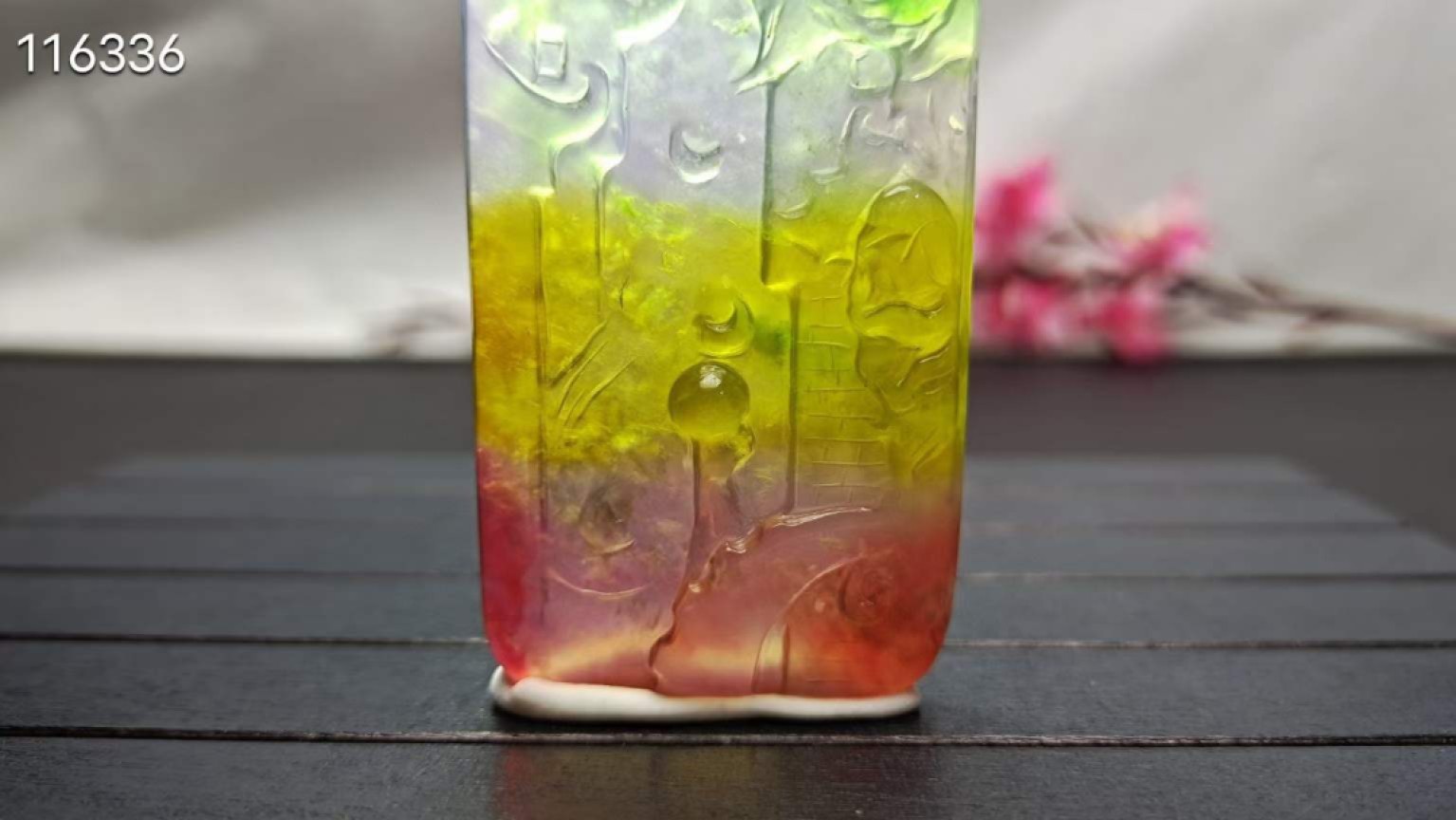 顶级龙石种多彩翡翠挂件