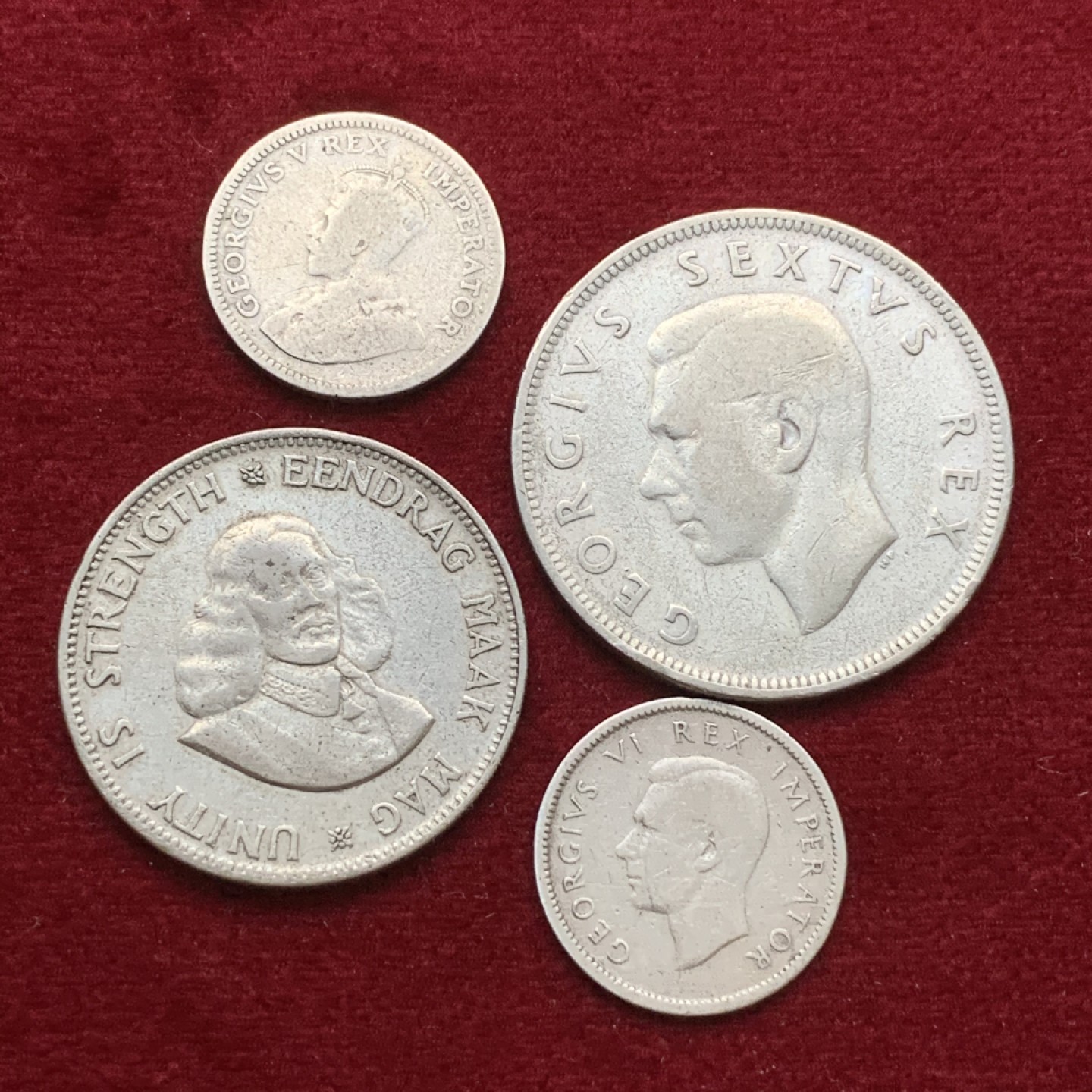 《竞宝斋》第75场-本周日，周一2场连拍（全场不限金额包邮） 英属南非 银币4枚一组 1952年乔六2.5先令银币， 1933年乔五6D，1940年乔六6D银币，1963年20分银币各1枚