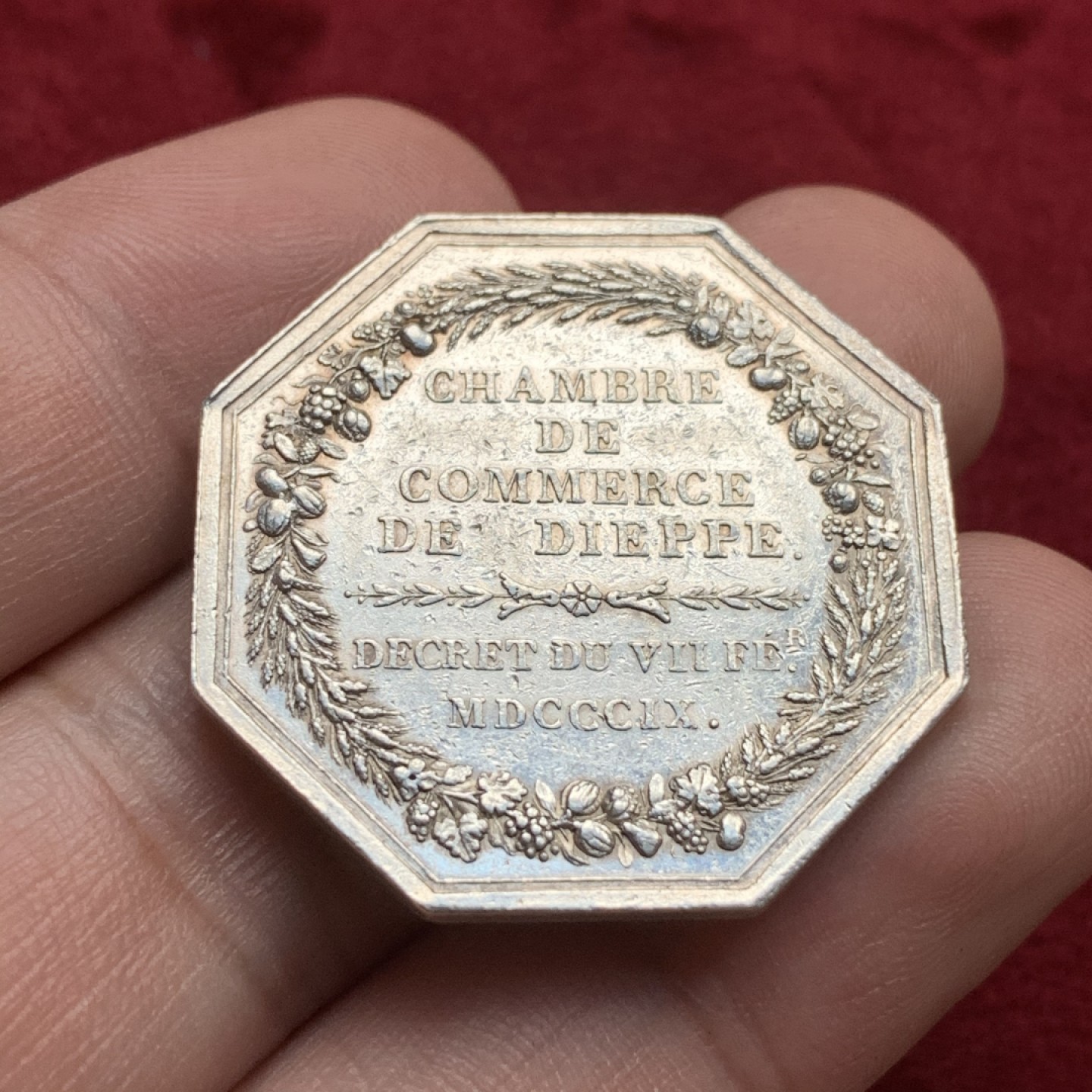 《竞宝斋》第75场-本周日，周一2场连拍（全场不限金额包邮） 法国 1809年 路易十八 银质 八角 代币 长发飘飘  较为少见 13.1克 对角34.3mm