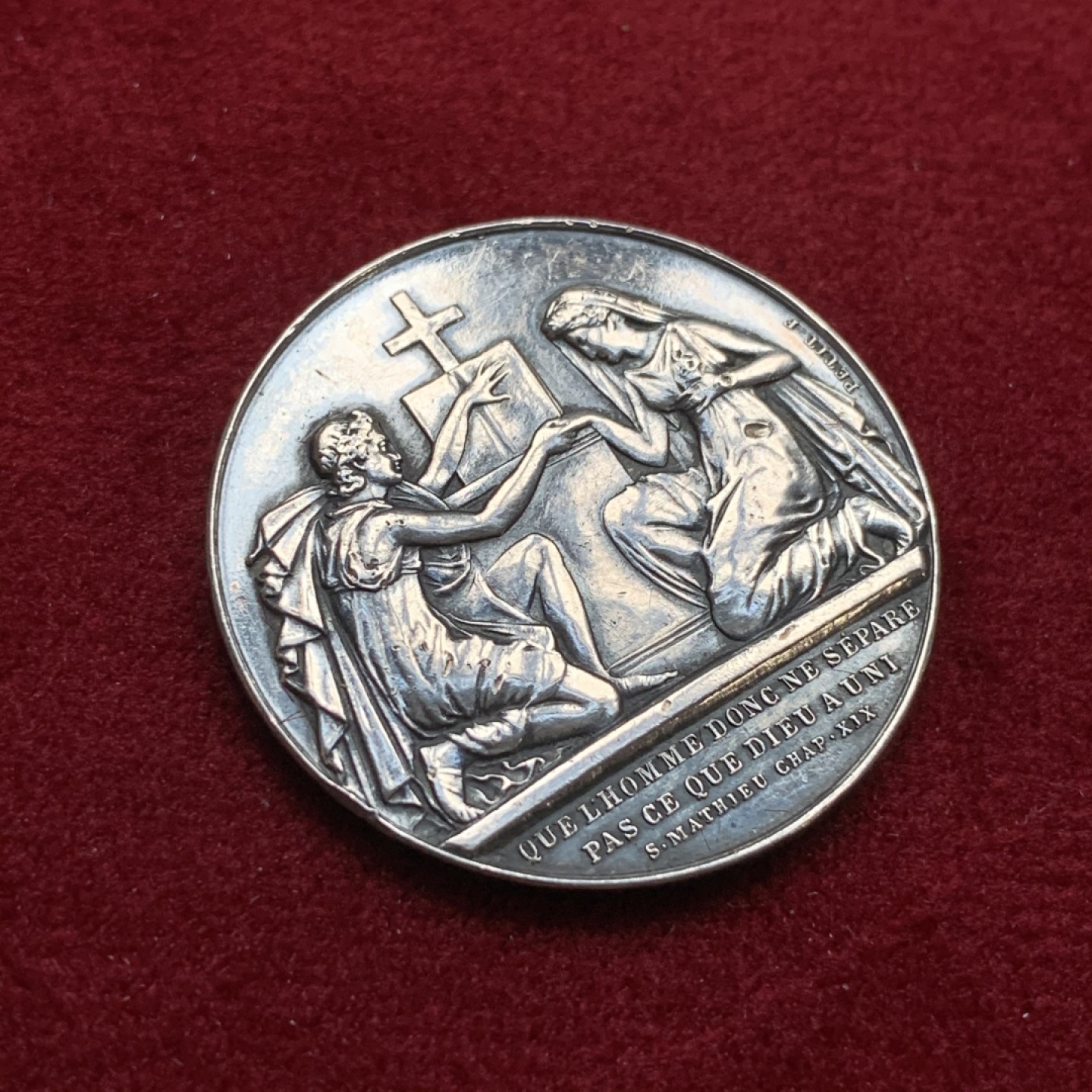 《竞宝斋》第75场-本周日，周一2场连拍（全场不限金额包邮） 法国 1880-1898年 银质 婚章 整体温润 背面带花体字母雕刻 比较少见  14.2克  30.2mm直径 丰饶角边铭 带银标 