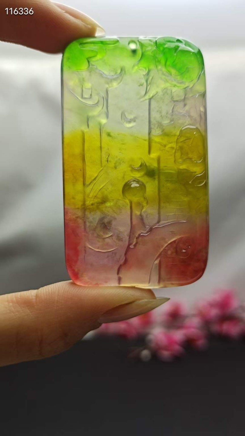 顶级龙石种多彩翡翠挂件