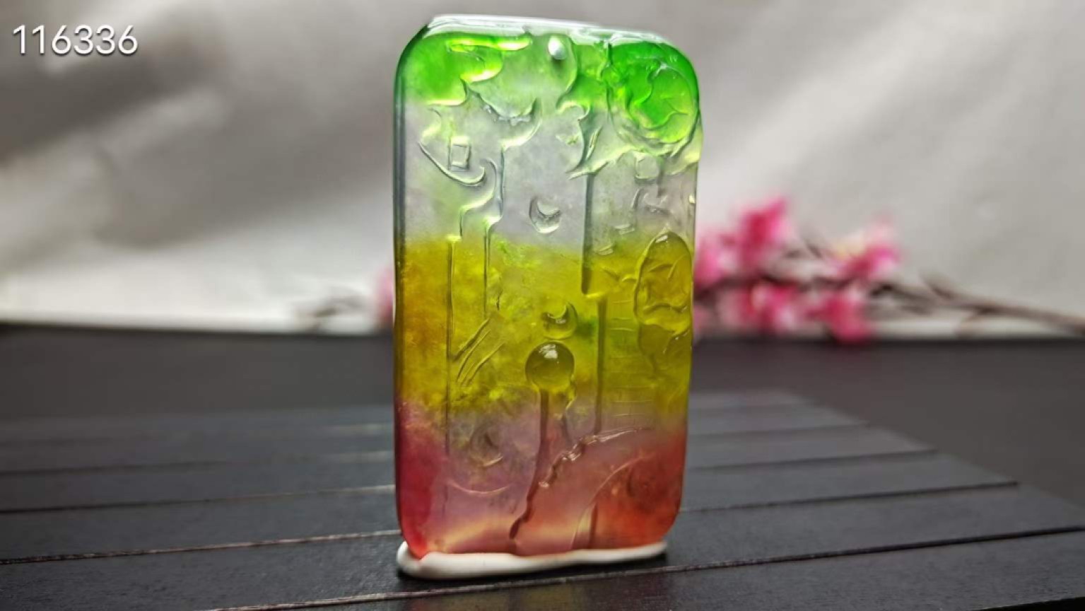 顶级龙石种多彩翡翠挂件