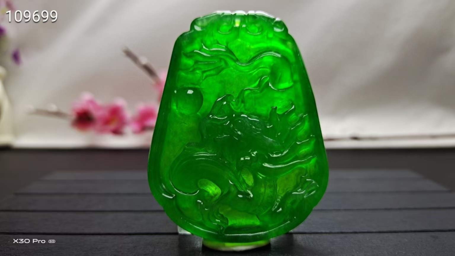 龙石种帝王绿翡翠龙挂件，玉质通透水头十足起莹光，颜色鲜艳靓丽，造型别致完美无瑕疵 