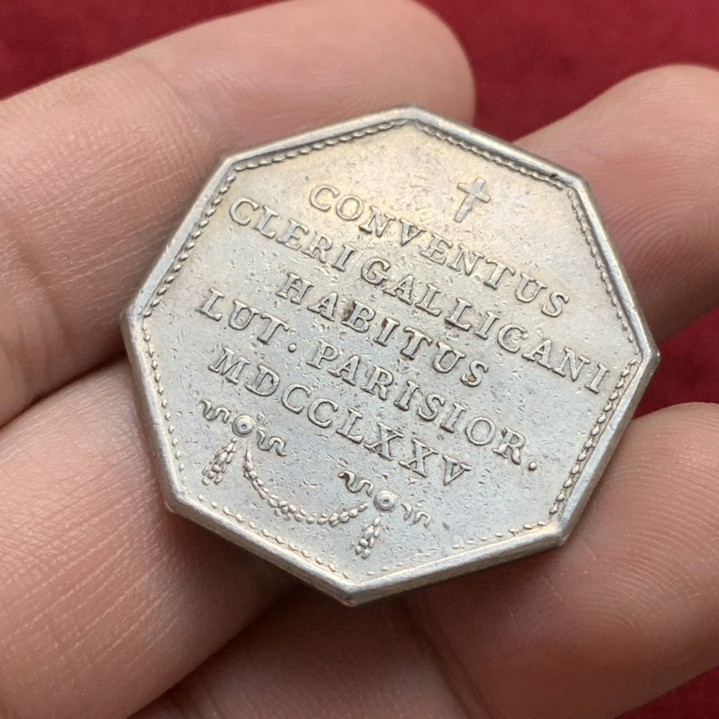 《竞宝斋》第75场-本周日，周一2场连拍（全场不限金额包邮） 法国 1775年 路易十六 早期 八角 银质代币 内齿和后期的有很大的不同 13.45克，对角34.5mm