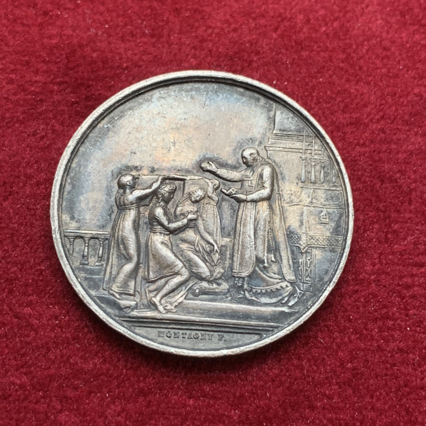 《竞宝斋》第75场-本周日，周一2场连拍（全场不限金额包邮） 法国 1880-1898年 银质 婚章 细节精致 小小方寸 雕刻了5位人物   12.05克  30.45mm直径 丰饶角边铭 带银标 