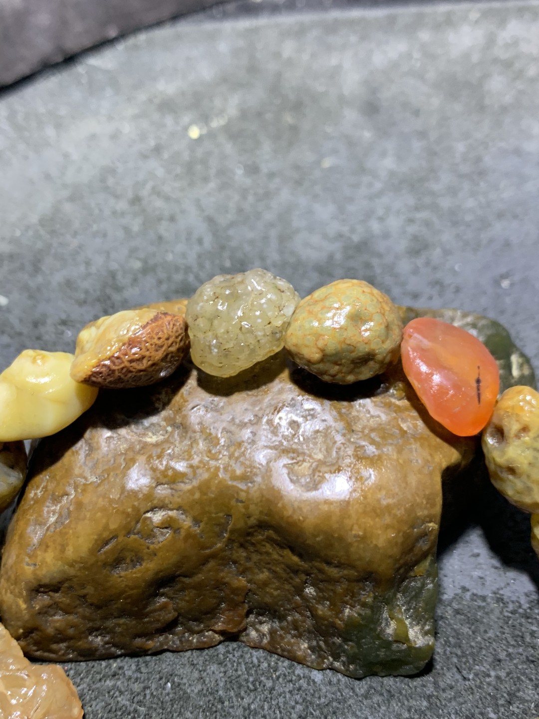 精美筋脉石老料原石手串一条