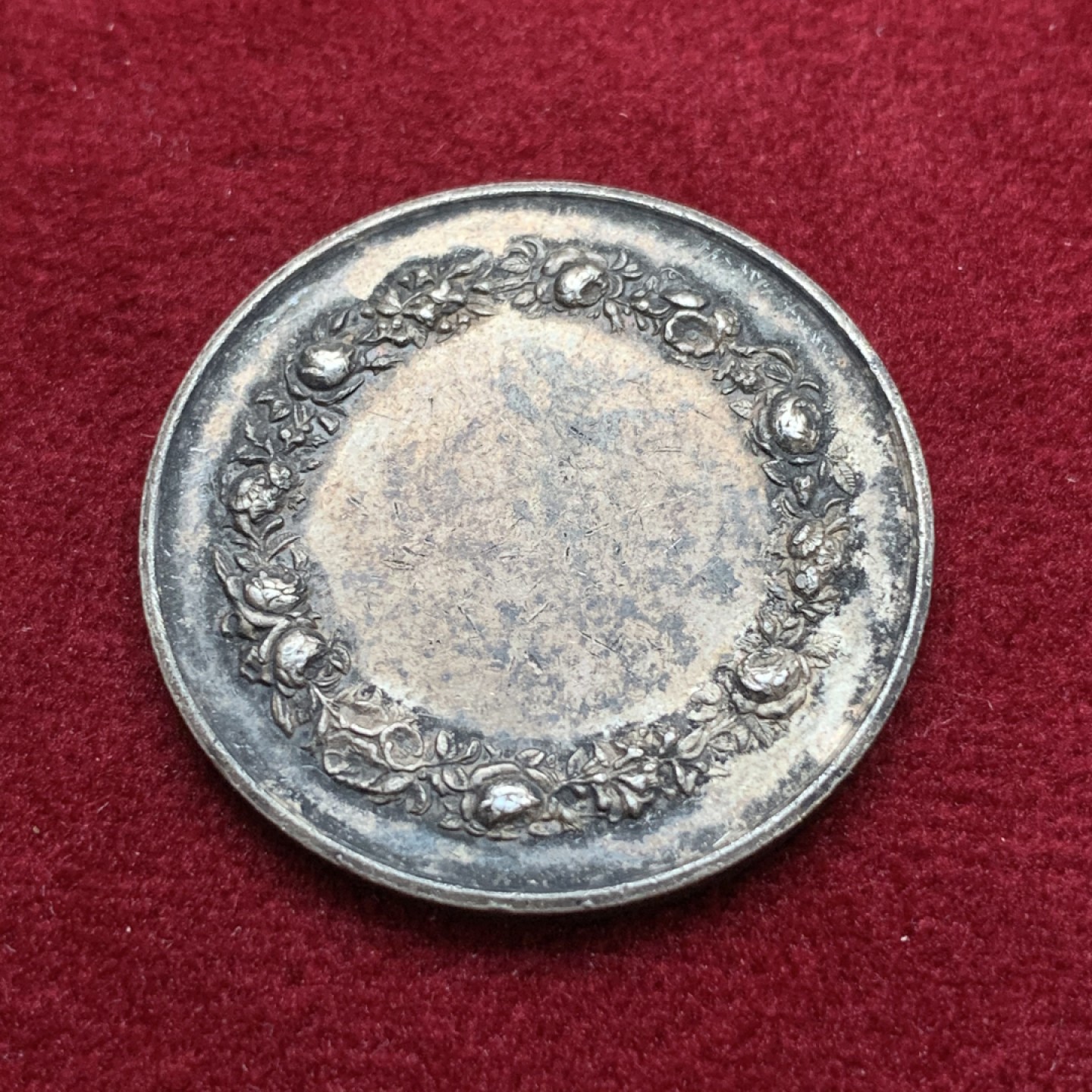 《竞宝斋》第75场-本周日，周一2场连拍（全场不限金额包邮） 法国 1880-1898年 银质 婚章 细节精致 小小方寸 雕刻了5位人物   12.05克  30.45mm直径 丰饶角边铭 带银标 