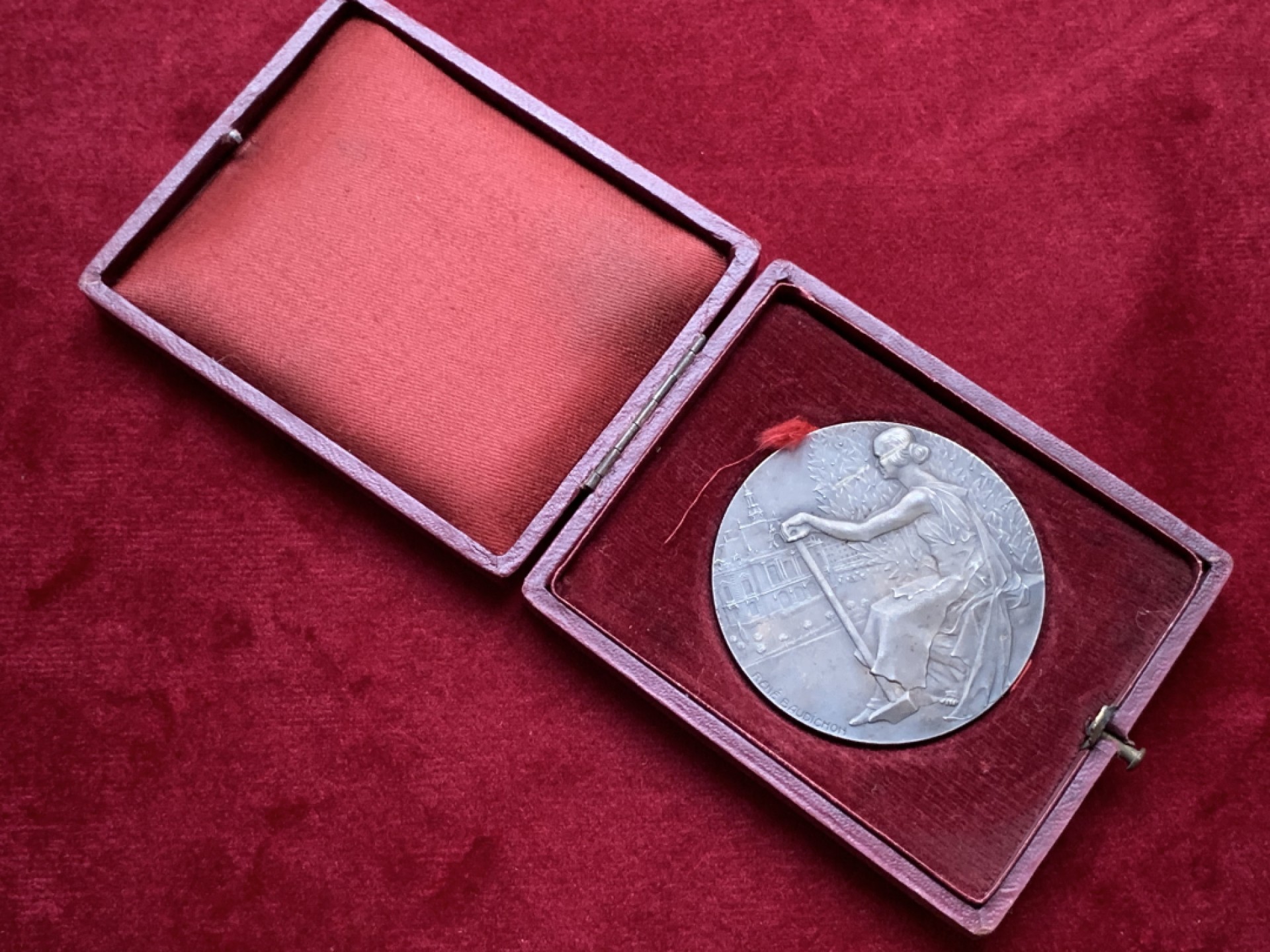 《竞宝斋》第75场-本周日，周一2场连拍（全场不限金额包邮） 原盒法国1900年左右工业少女城市景观镀银大铜章 50mm，55克，BRONZE铜标