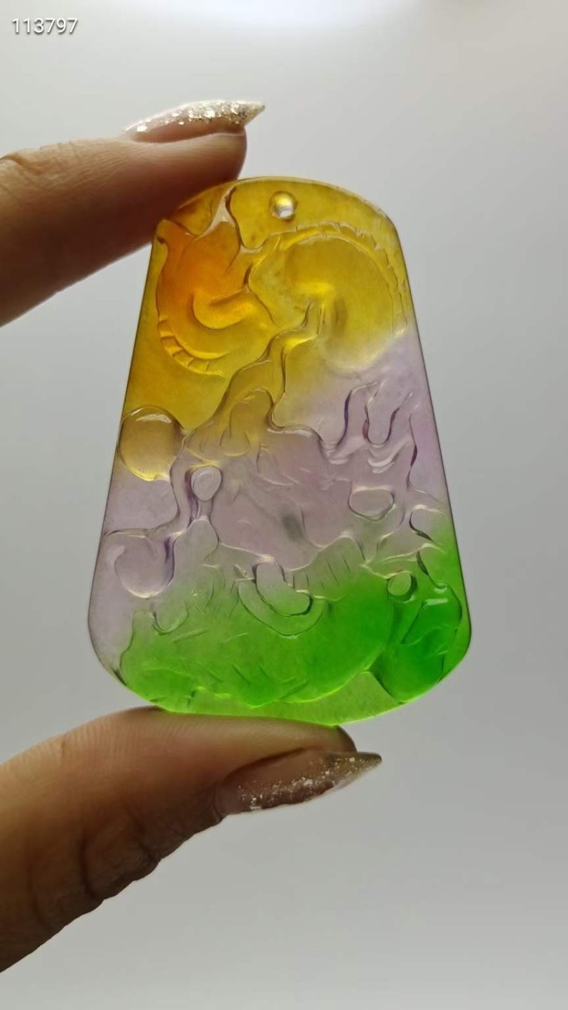级龙石种多彩翡翠龙挂件，整料雕刻，水头超好，超级完美       