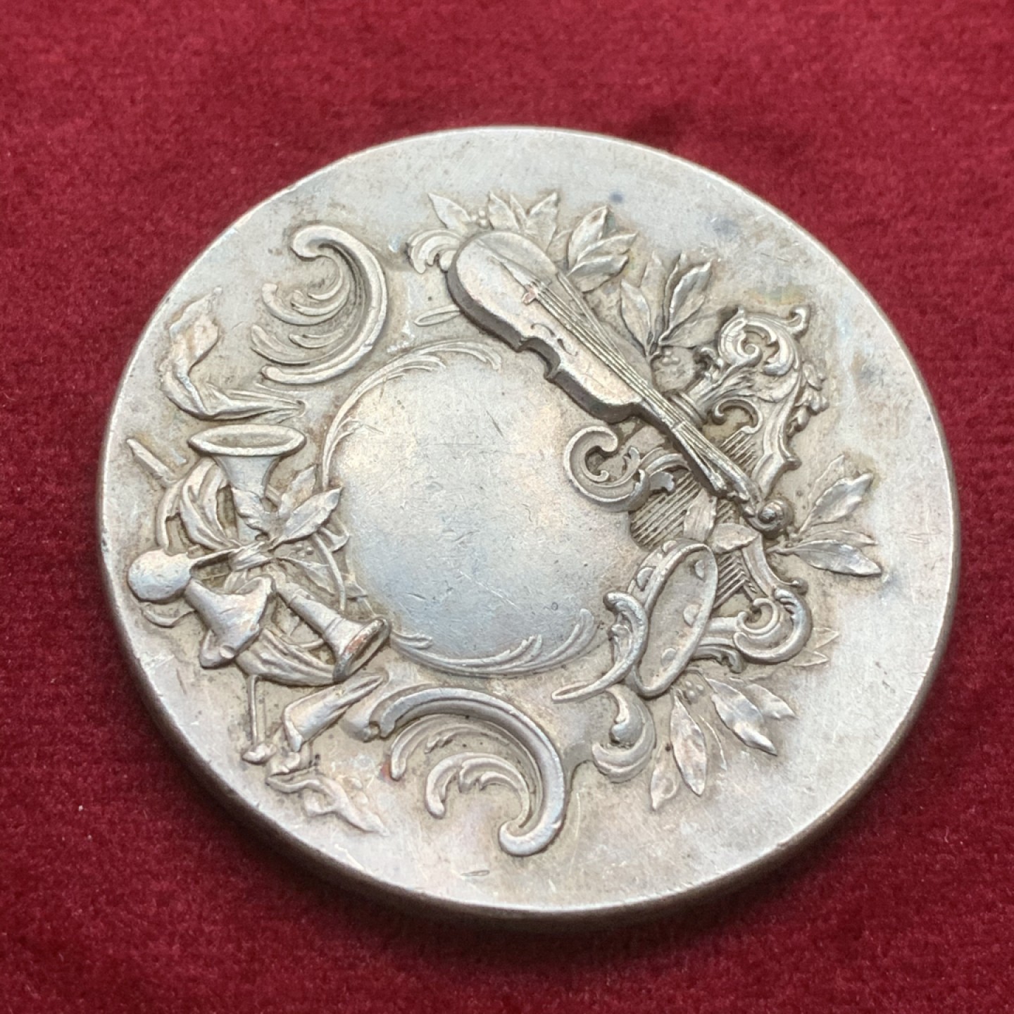 《竞宝斋》第75场-本周日，周一2场连拍（全场不限金额包邮） 法国 竖琴少女 镀银铜章 细节好 衣服也穿的少 58.7克 49.8mm直径 超厚 大规格