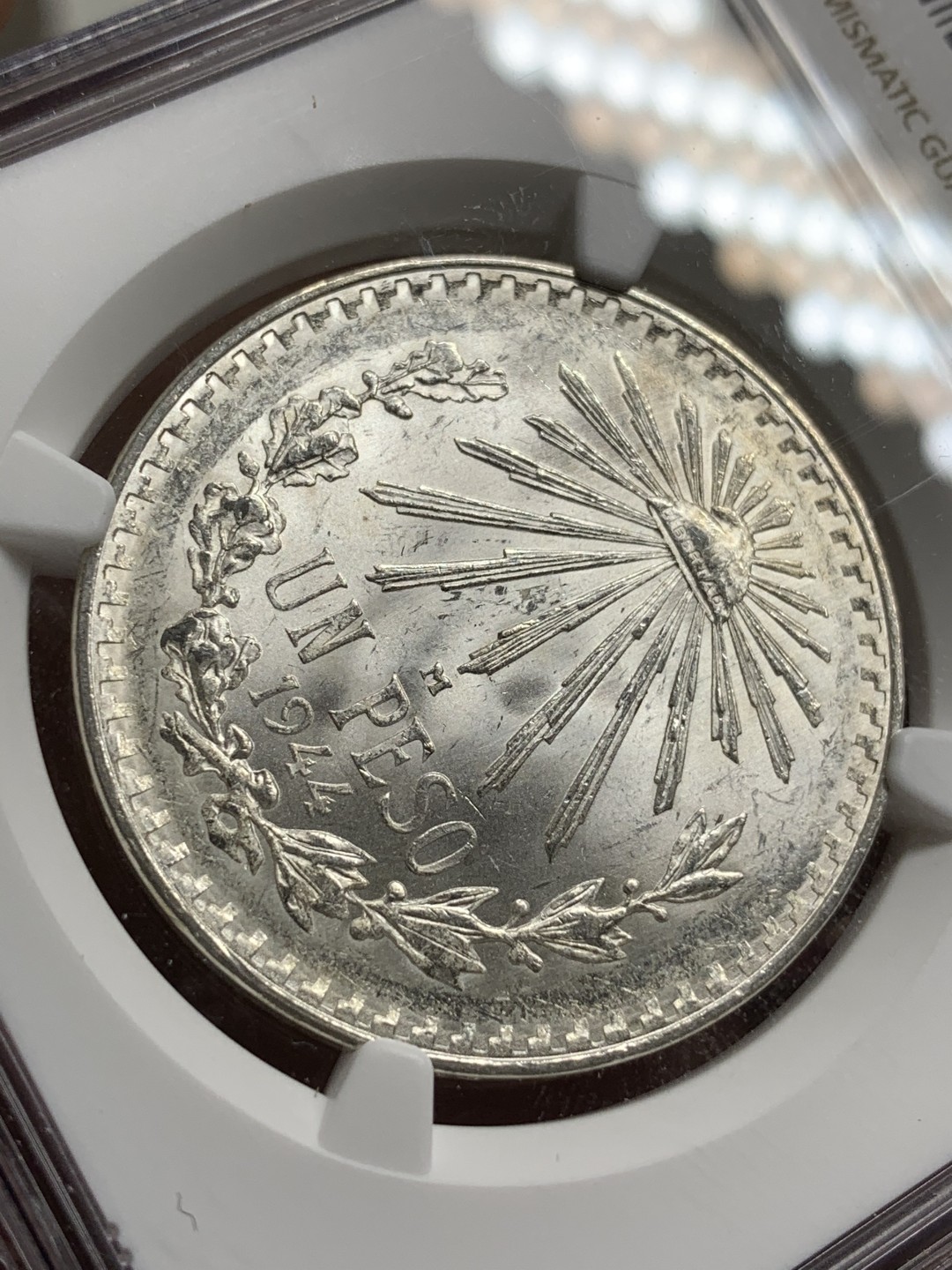 《竞宝斋》第75场-本周日，周一2场连拍（全场不限金额包邮） NGC MS66 1944M 墨西哥1比索小鹰洋 很不错的分数