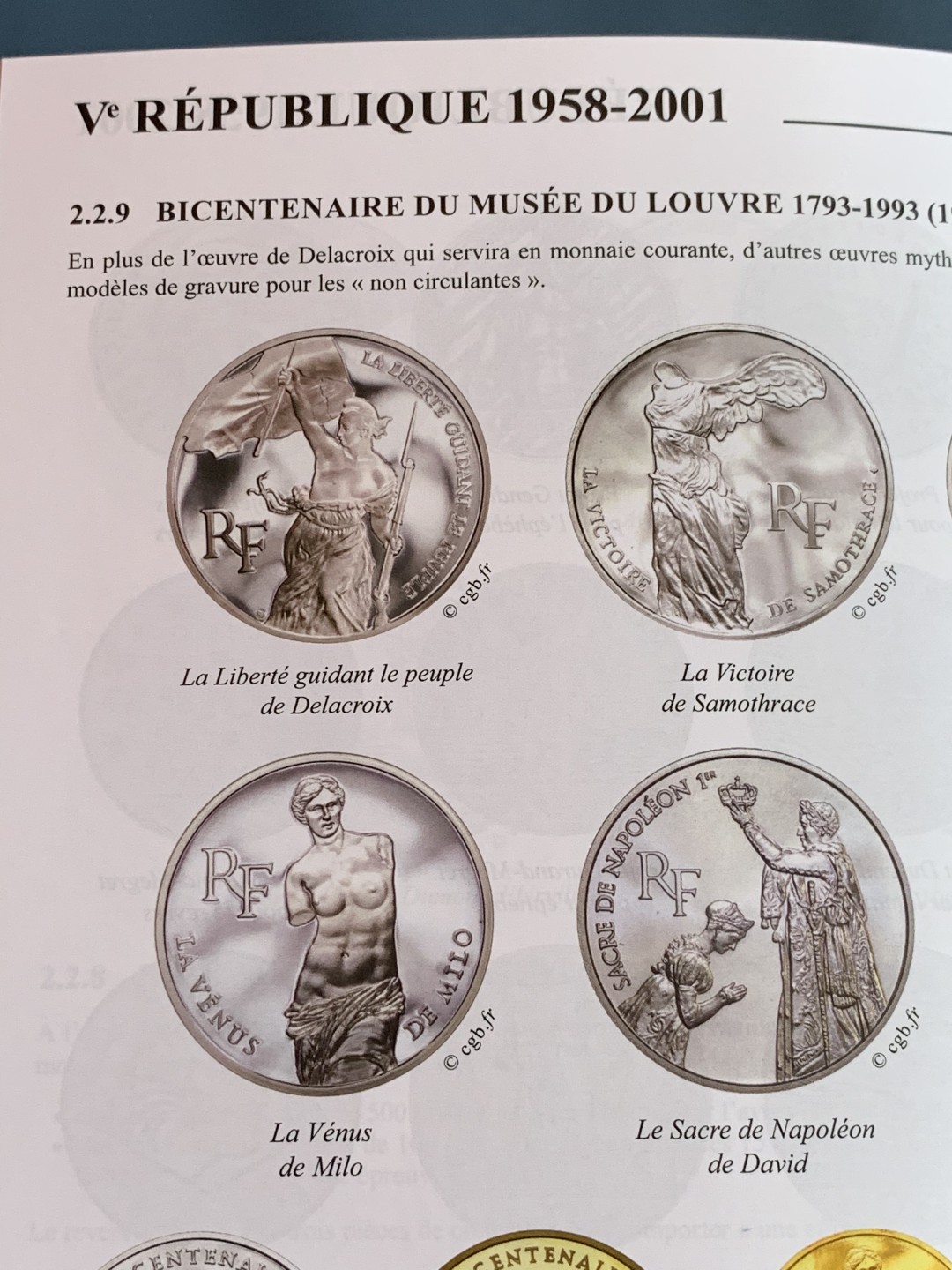 《竞宝斋》第75场-本周日，周一2场连拍（全场不限金额包邮） 原封精装本 法国2019钱币目录 从造币工艺，雕刻师，标识标志，细分版别都有详尽的分类 厚达1126页！可谓是法币的百科全书，难得