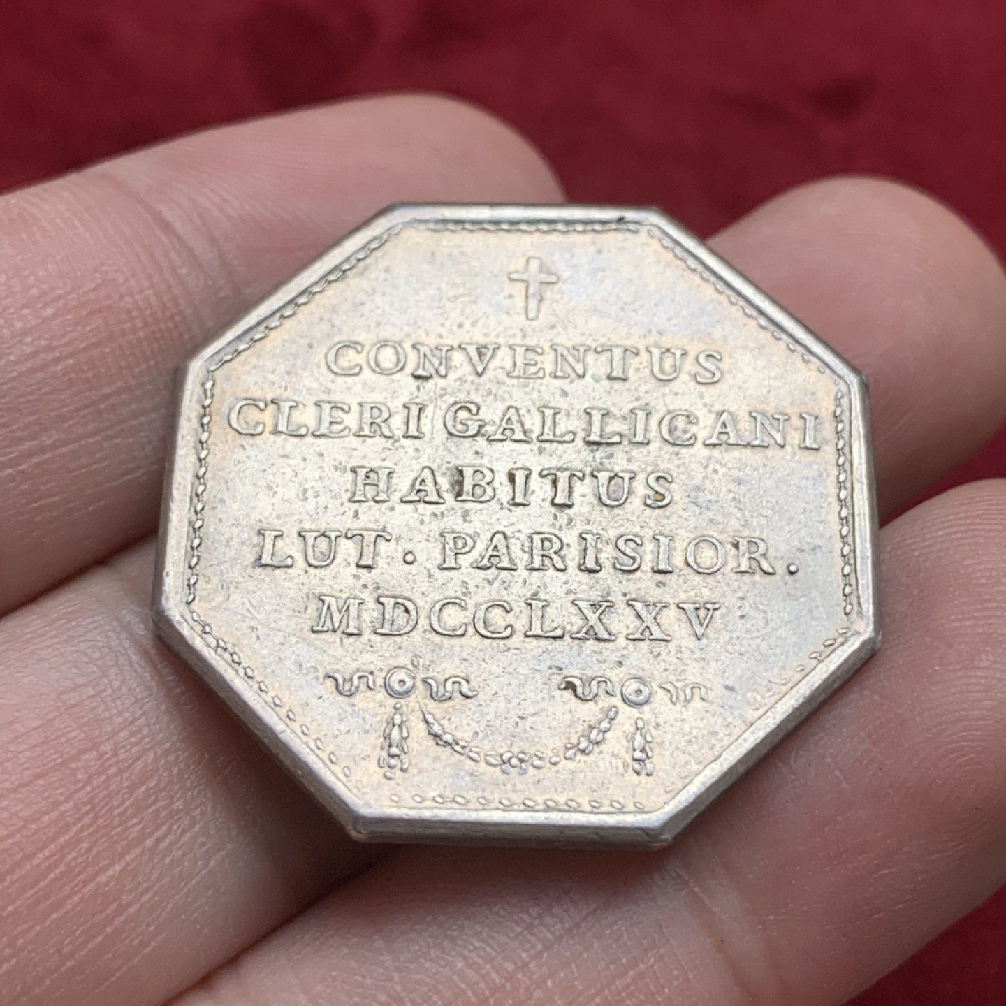 《竞宝斋》第75场-本周日，周一2场连拍（全场不限金额包邮） 法国 1775年 路易十六 早期 八角 银质代币 内齿和后期的有很大的不同 13.45克，对角34.5mm