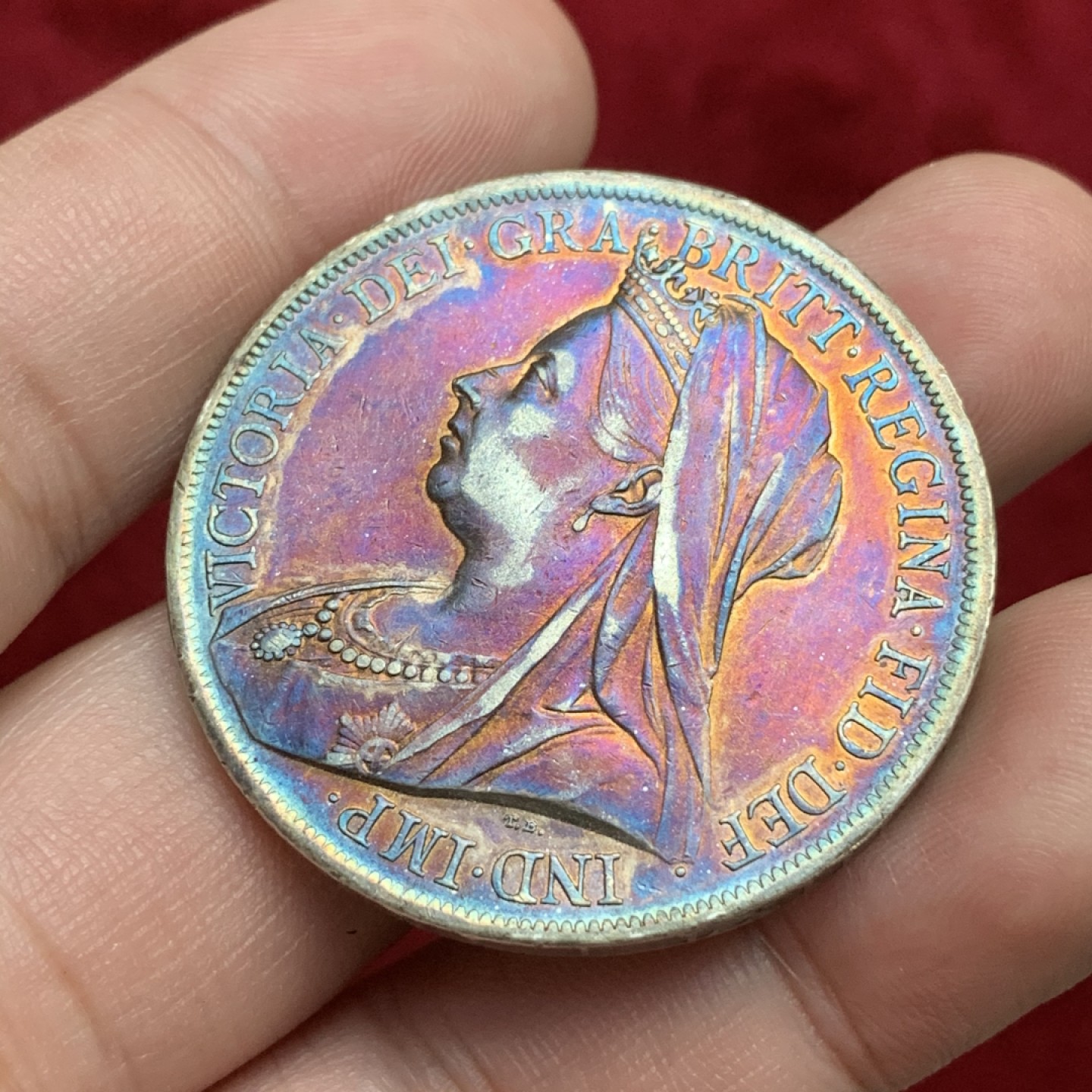 《竞宝斋》第75场-本周日，周一2场连拍（全场不限金额包邮） 好状态  英国 1900年 维多利亚批纱马剑克朗 绚丽紫包浆 状态不错