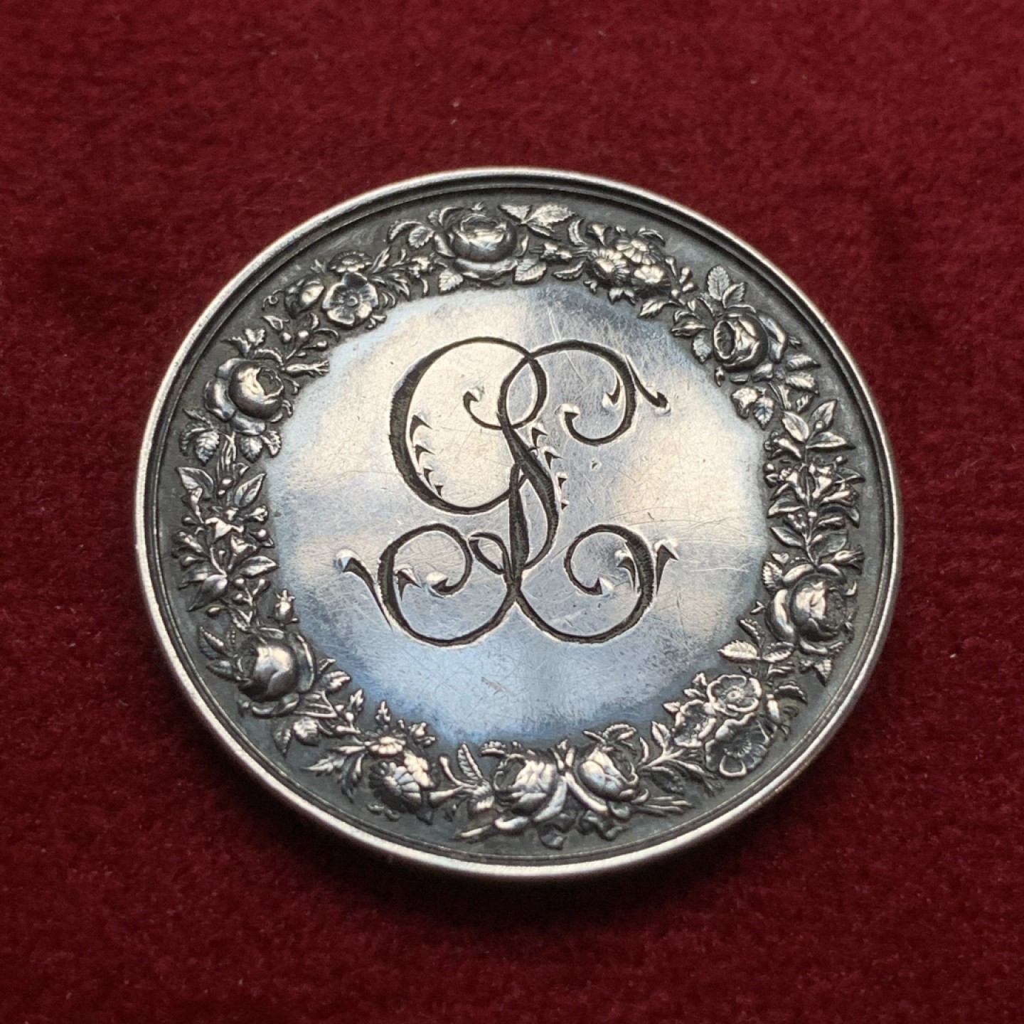 《竞宝斋》第75场-本周日，周一2场连拍（全场不限金额包邮） 法国 1880-1898年 银质 婚章 整体温润 背面带花体字母雕刻 比较少见  14.2克  30.2mm直径 丰饶角边铭 带银标 