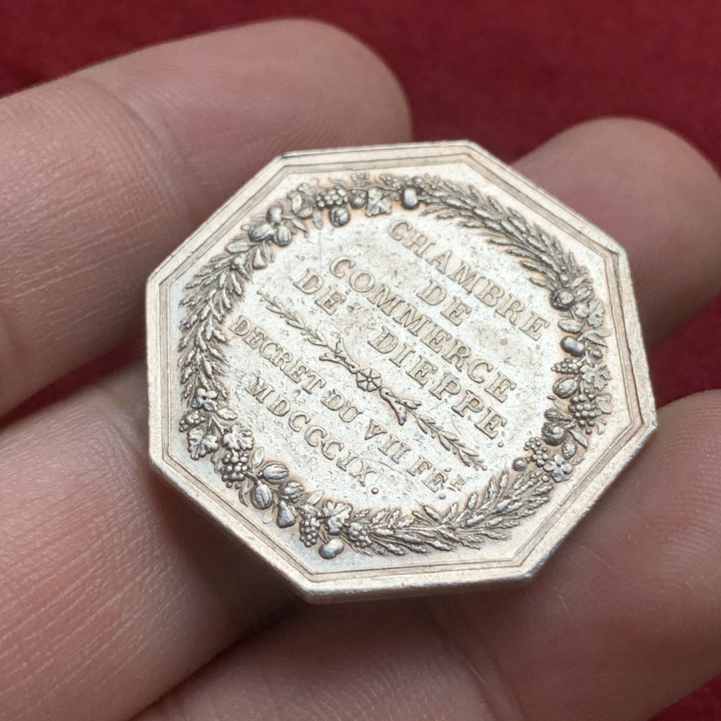 《竞宝斋》第75场-本周日，周一2场连拍（全场不限金额包邮） 法国 1809年 路易十八 银质 八角 代币 长发飘飘  较为少见 13.1克 对角34.3mm