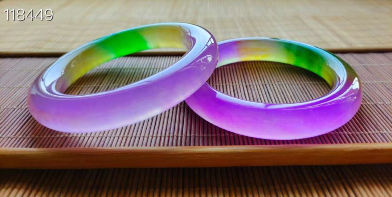 顶级龙石种多彩翡翠手镯一对，水头超好，超级完美，莹光感超强，可过紫光灯  顶级龙石种多彩翡翠手镯一对，水头超好，超级完美，莹光感超强，可过紫光灯 